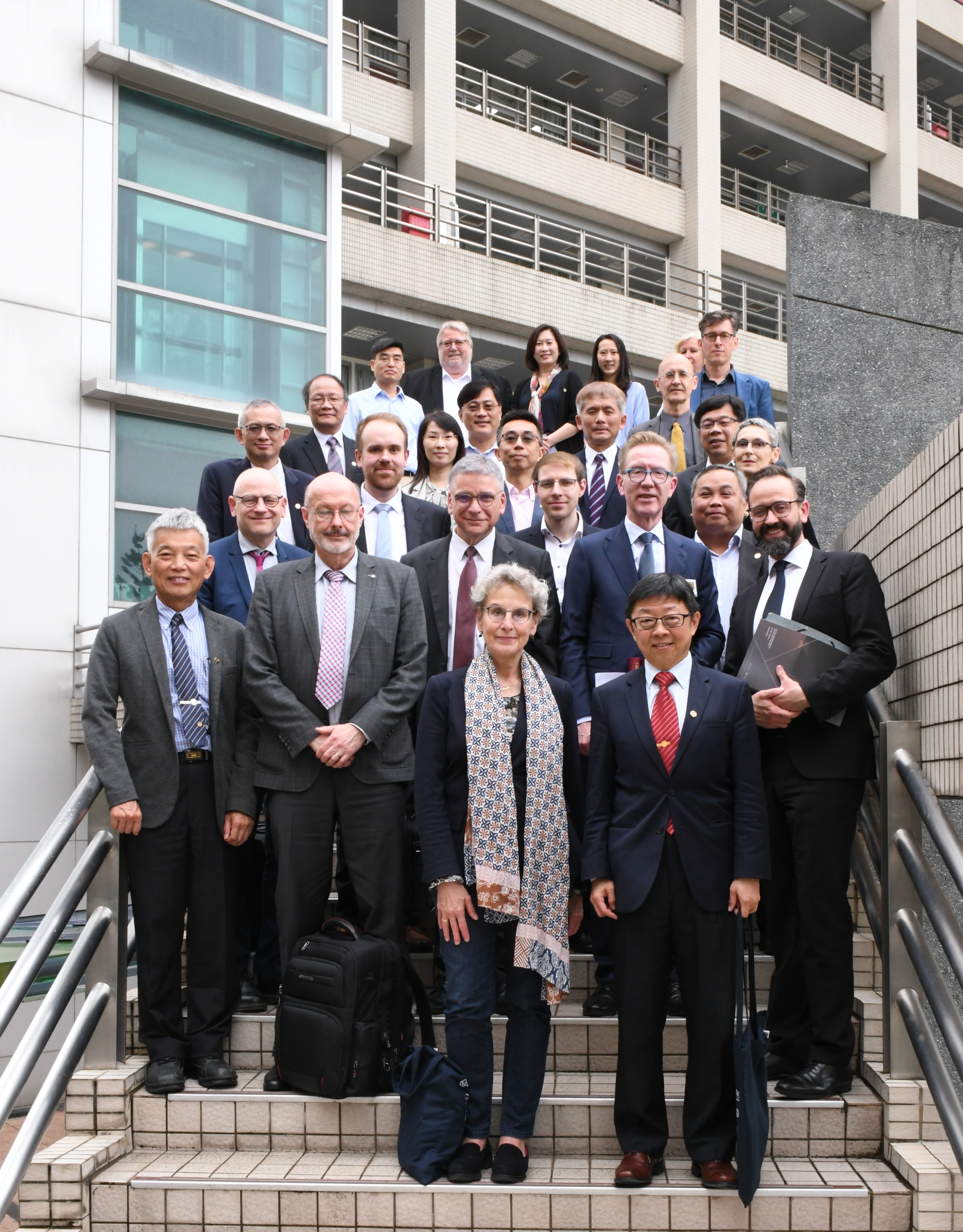 臺科大校長顏家鈺與德國薩克森邦（Sachsen）學術部長根可夫（Dr. Sebastian Gemkow）、德國德勒斯登工業大學校長施陶丁格 (Prof. Ursula M. Staudinger)、德國薩克森邦教育科學文化處官員、弗勞恩霍夫光子微系統研究所(Fraunhofer Institute for Photonic Microsystems, IPMS)及德國在台協會處長許佑格博士(Dr. Jörg Polster) 等12位貴賓於本校合影