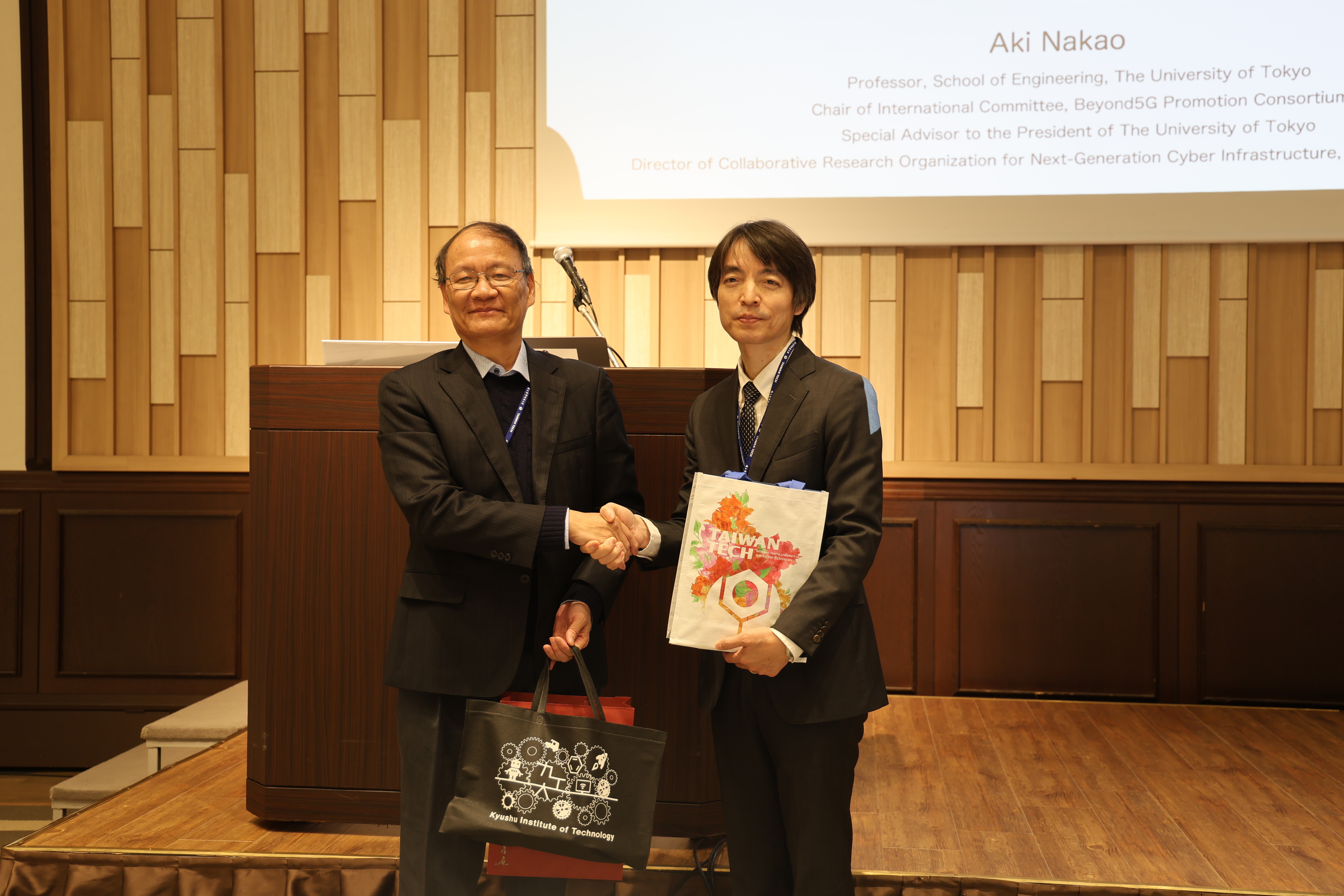 Dean Jiann-Liang Chen (left) of the College of Electrical Engineering and Computer Science and Akihiro Nakao (right), Director of the Internet of Things (IoT) Network Innovation Research Center at Kyushu Institute of Technology, exchange commemorative gifts.