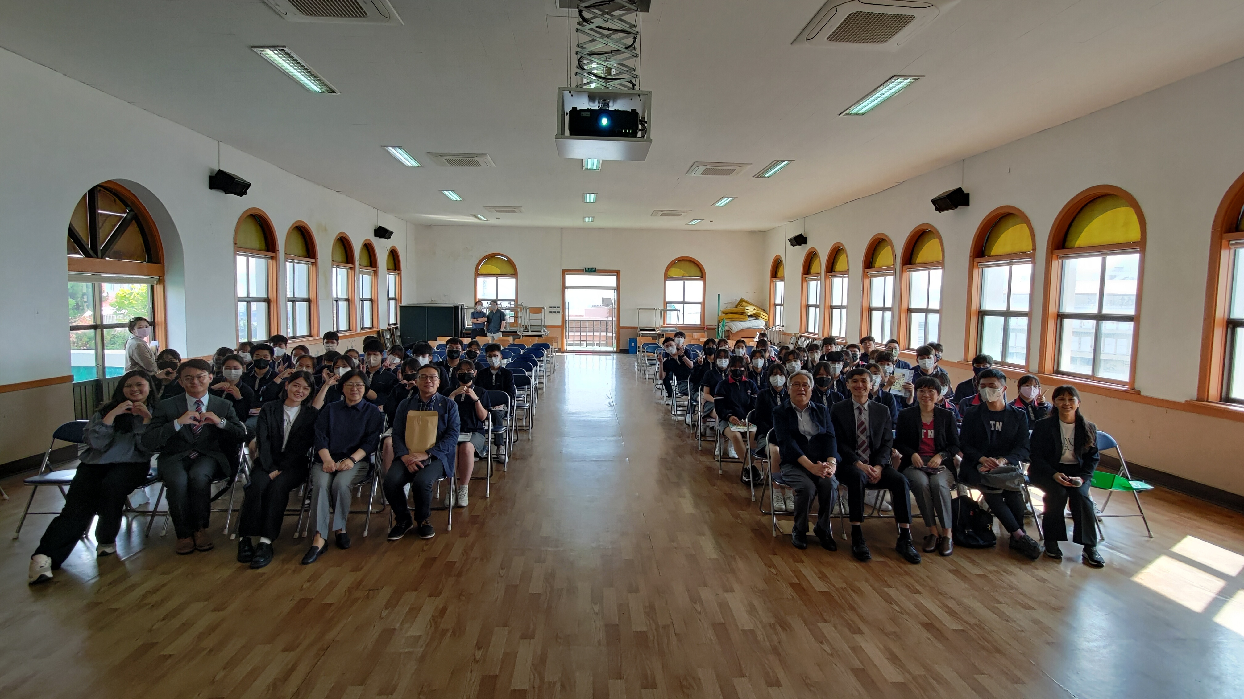 國立臺灣大學系統夥伴們與仁川華僑中山中學師生們於6月9日入校說明會大合照