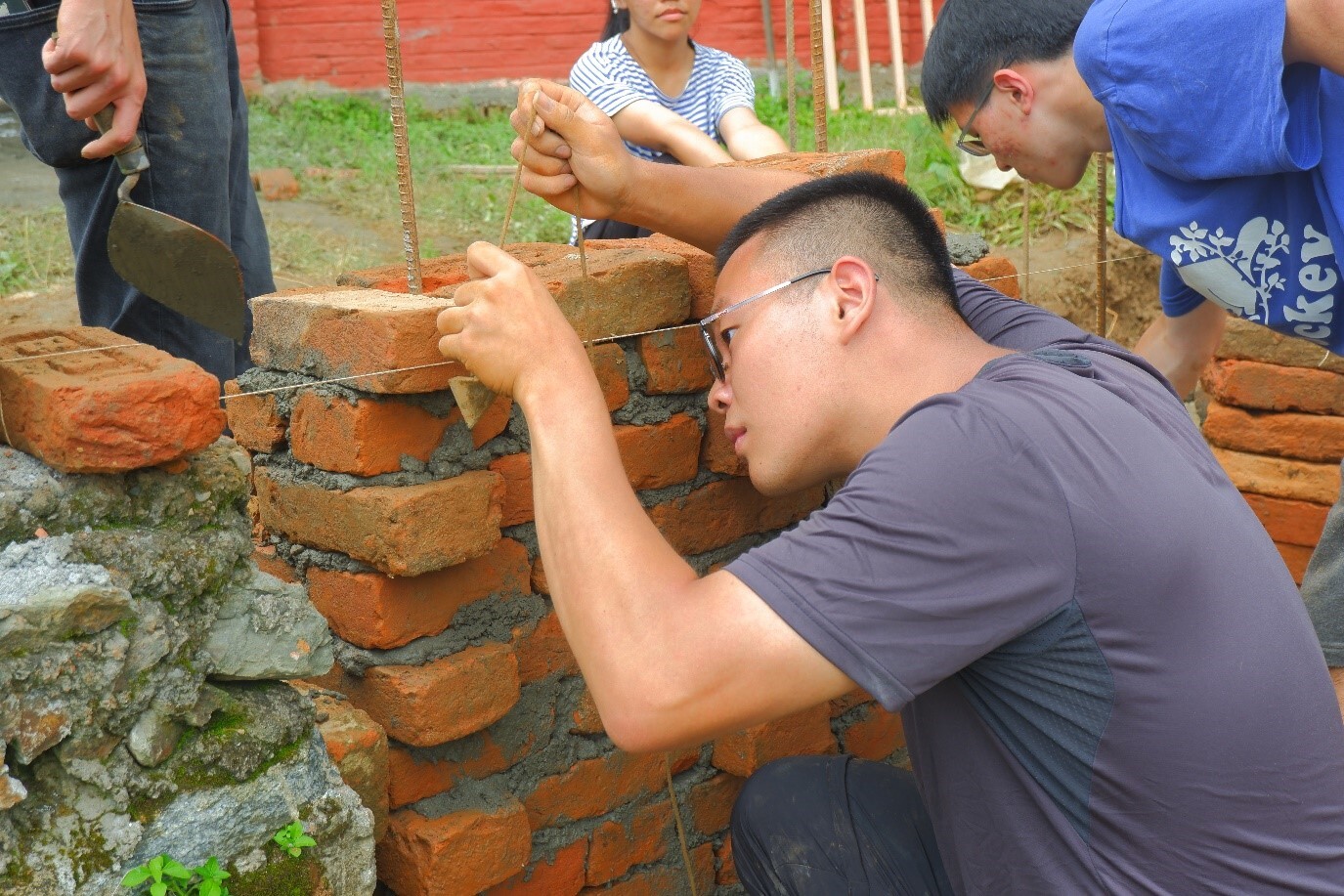 臺科大師生組成國際團隊赴尼泊爾偏鄉為震災重建後的小學興建校園圍牆與大門