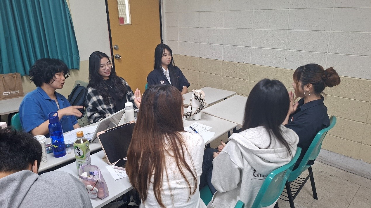 泰國大學生與臺科大本國學生討論跨國教學異同處