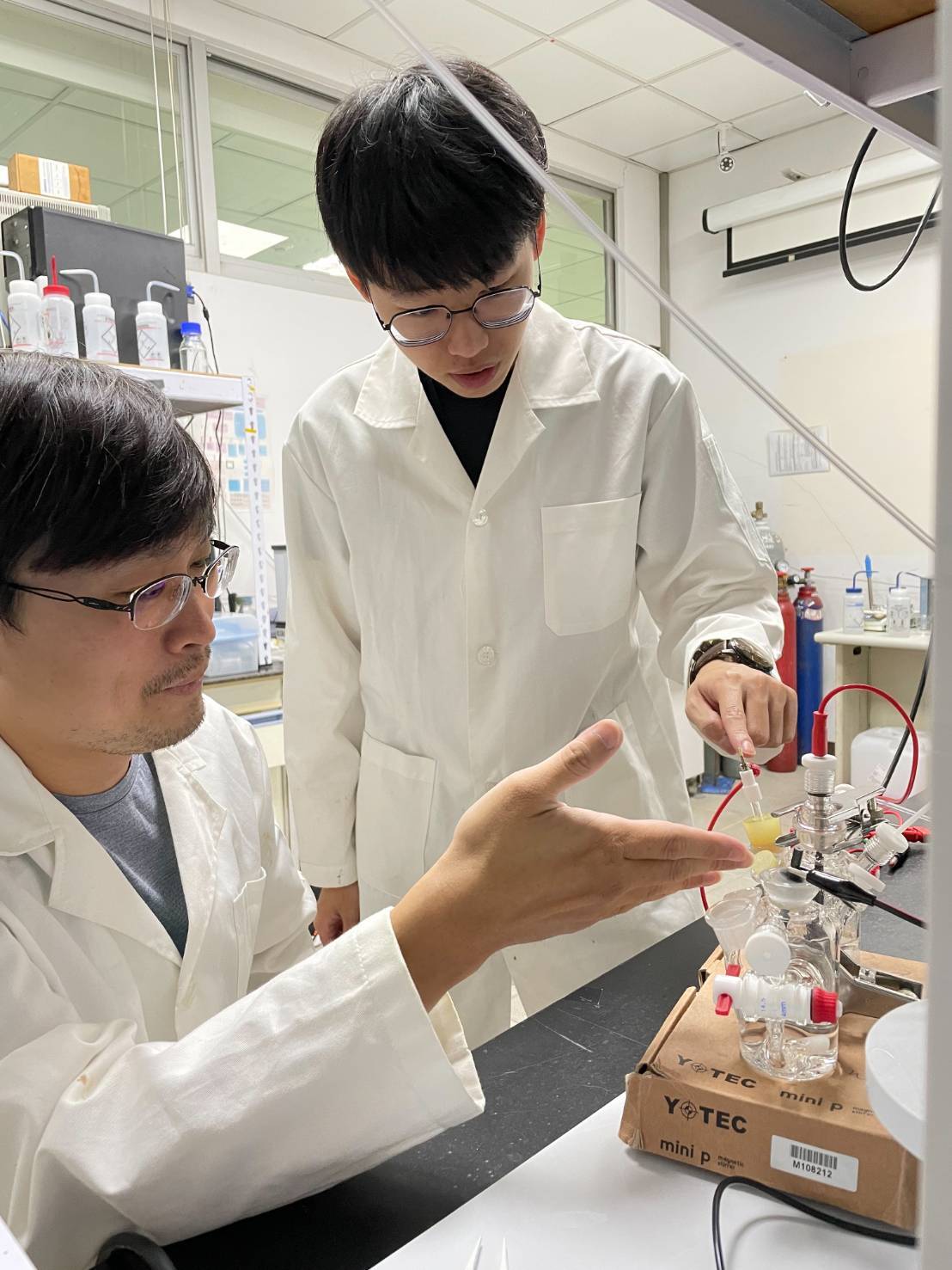 蔡孟哲助理教授(左)與實驗室成員一同實驗以碘廢液取代水產氫。