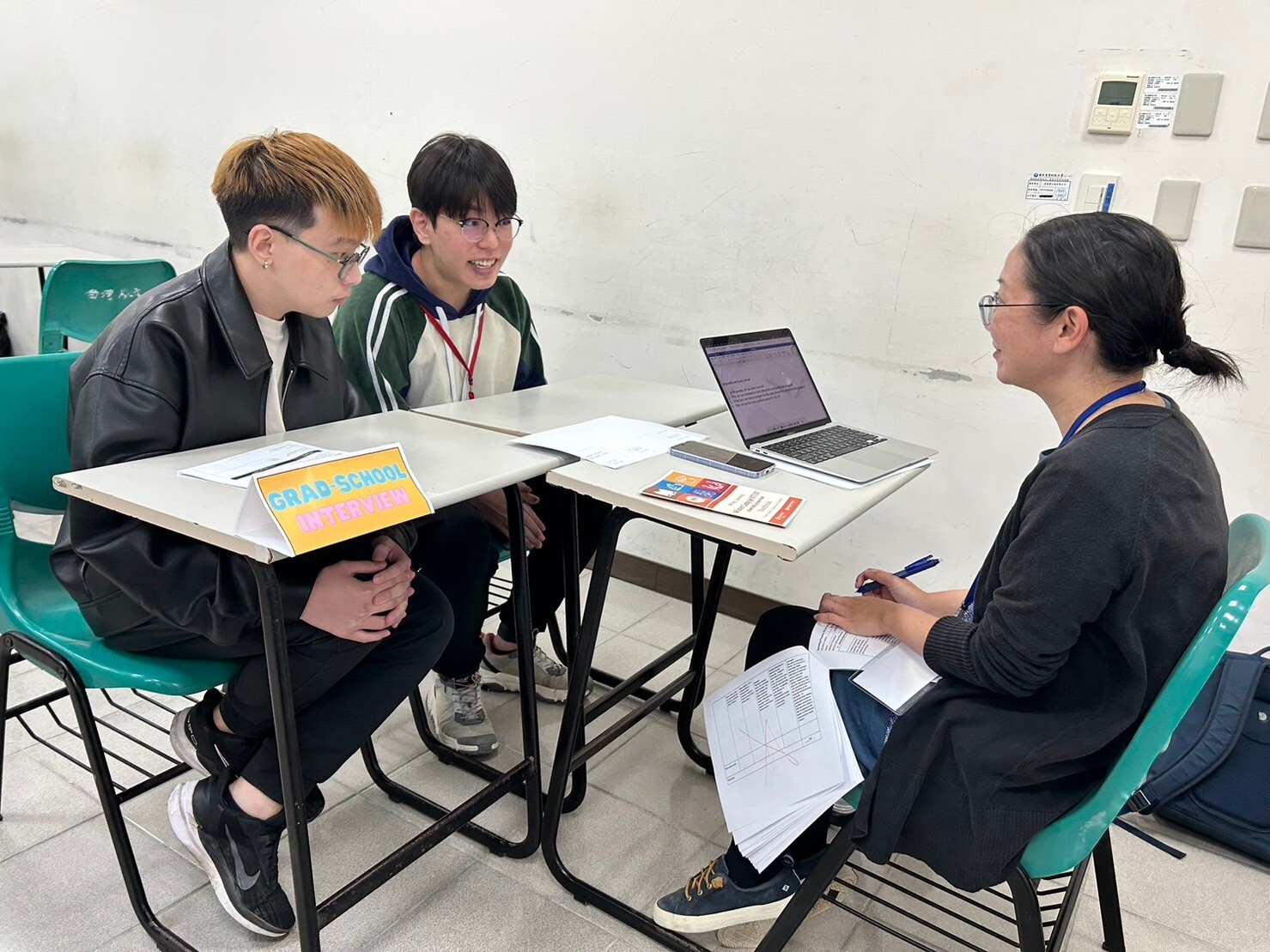 冬令營課程研究所英文面試演練(右一為面試官,左二為參加學生)。