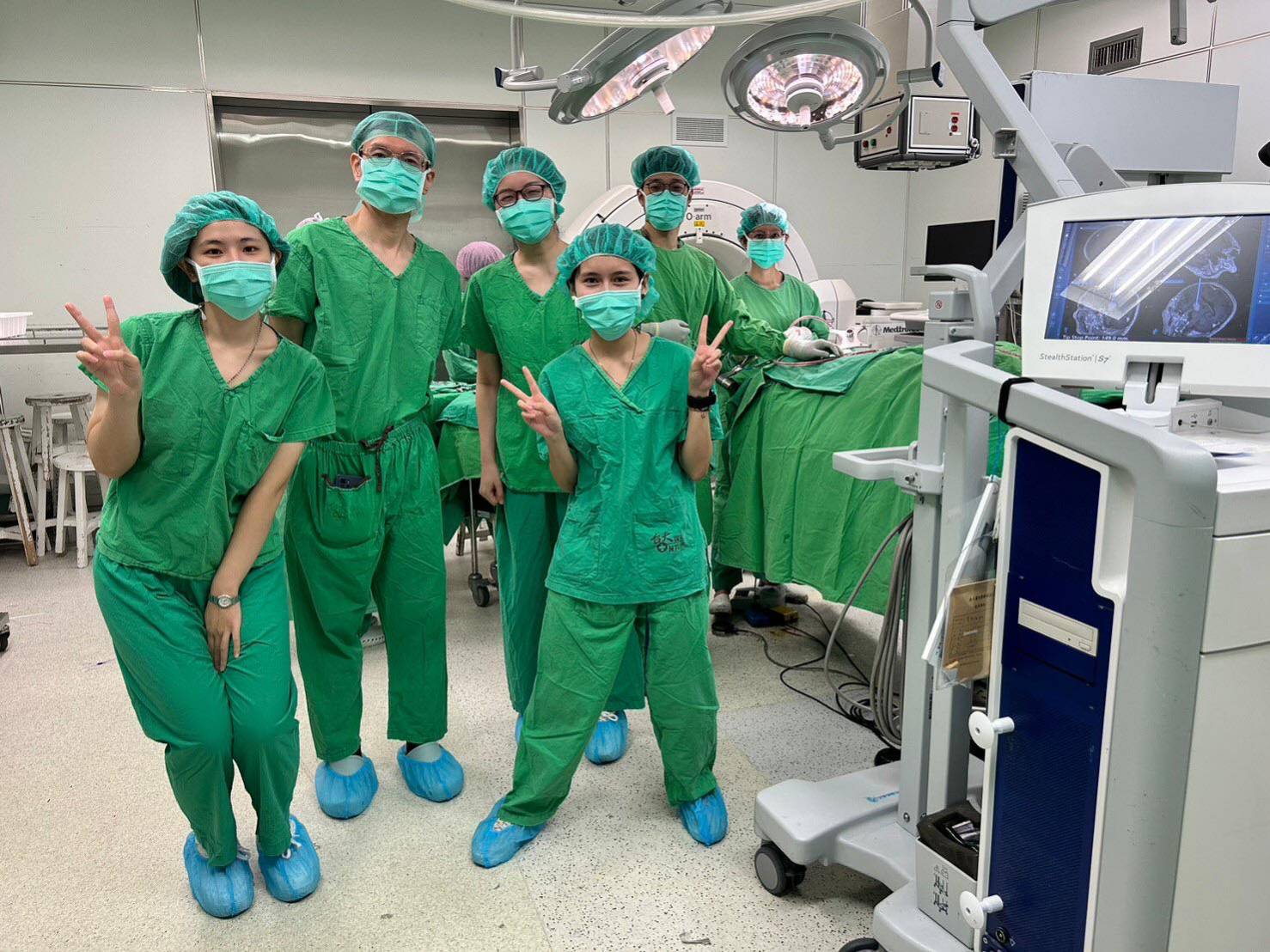 Zolnamar(後排左2)在就讀博士期間同時前往國立臺灣大學攻讀醫療器材與醫學影像碩士，展開跨校、跨領域的雙軌訓練。圖為Zolnamar在臺大修讀相關課程時的合影。