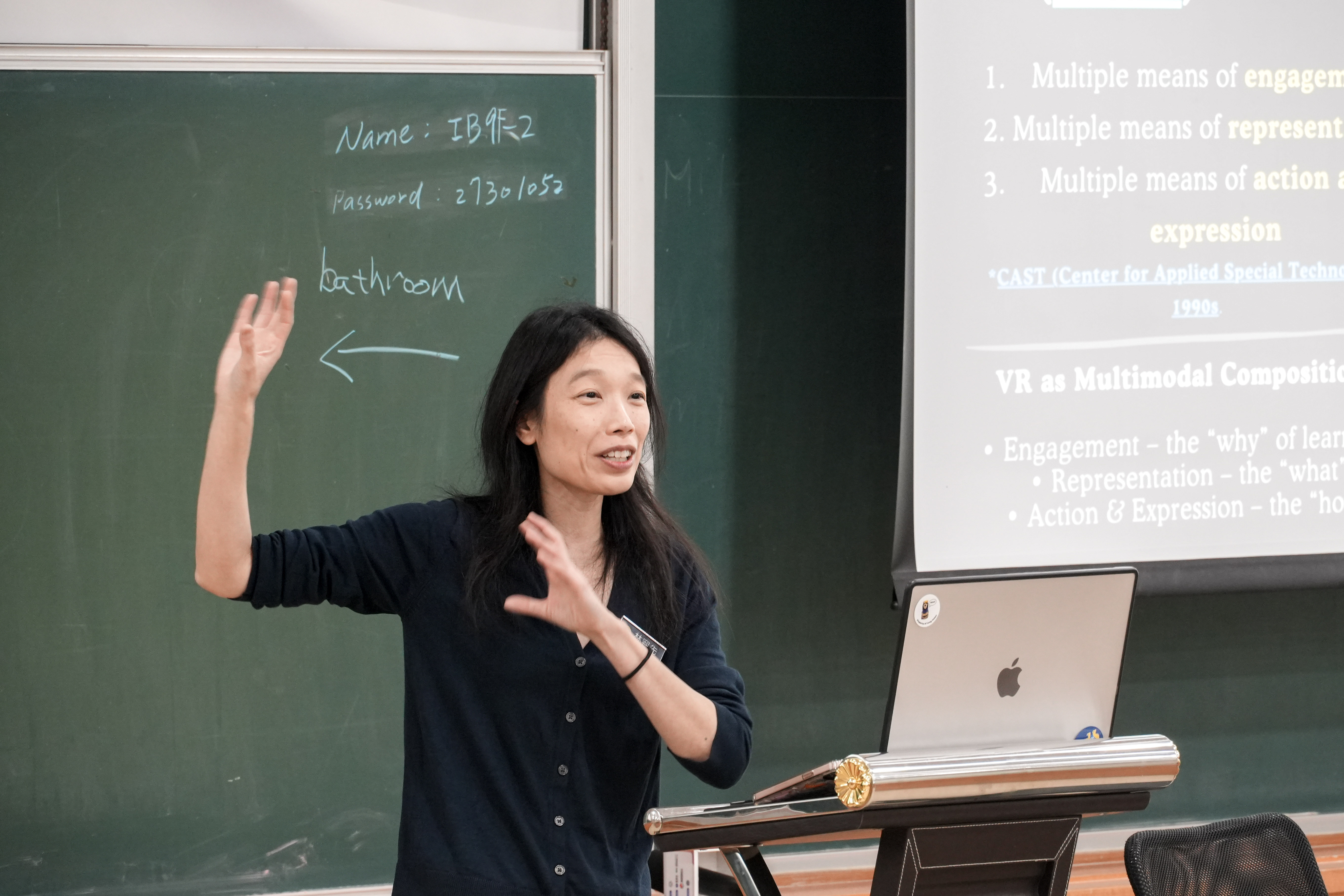 UC Irvine教授Jung Hsien Lin帶領工作坊,指導參與教師進行教學實作。