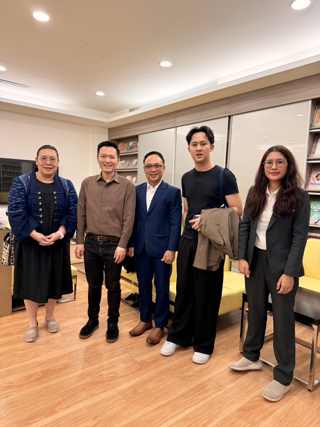 臺科大語言中心洪紹挺主任(左二)與泰國訪問團4位主管教師合影