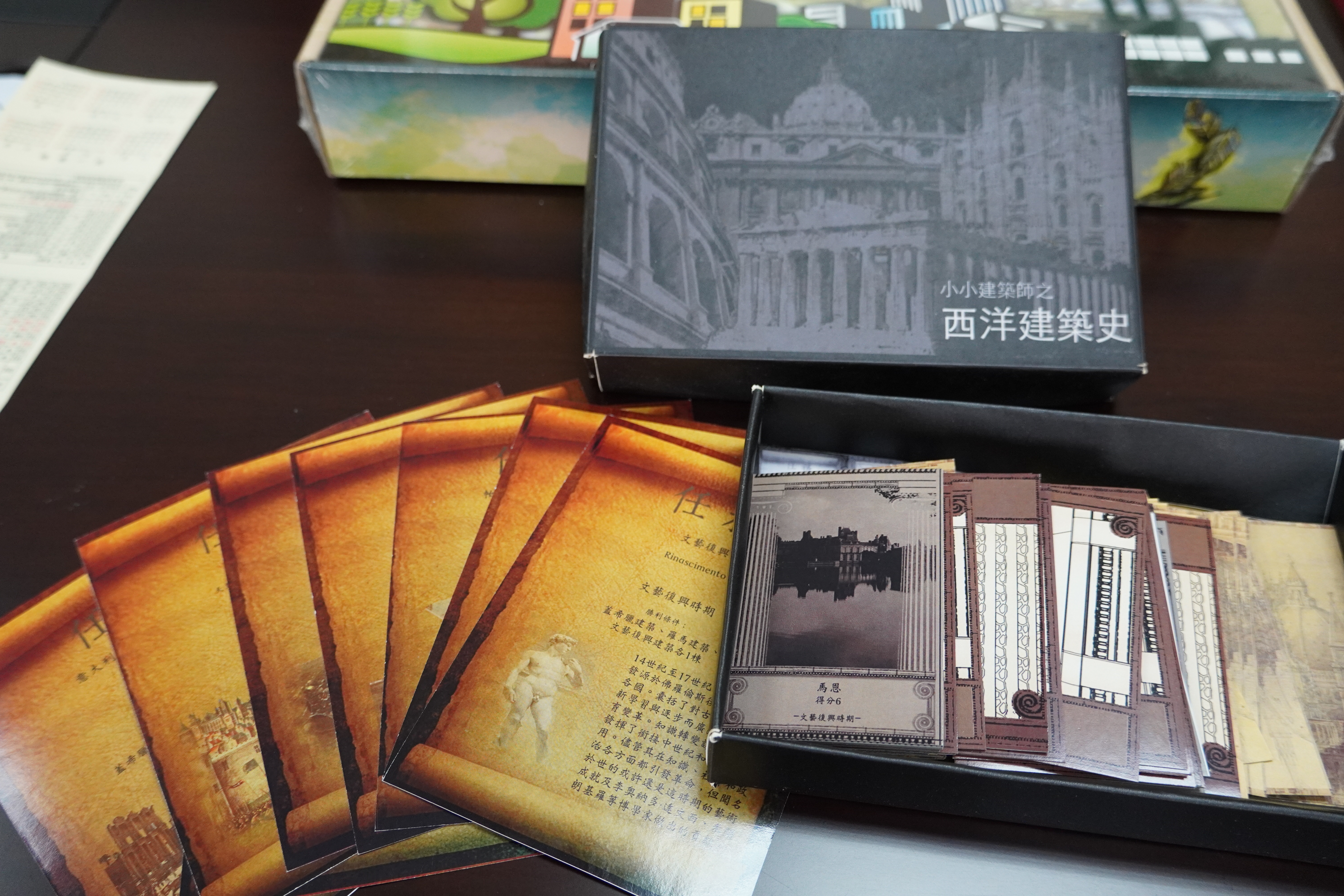 阮怡凱教授將西洋建築史的概念融合製作成卡牌遊戲,提升課程趣味性。