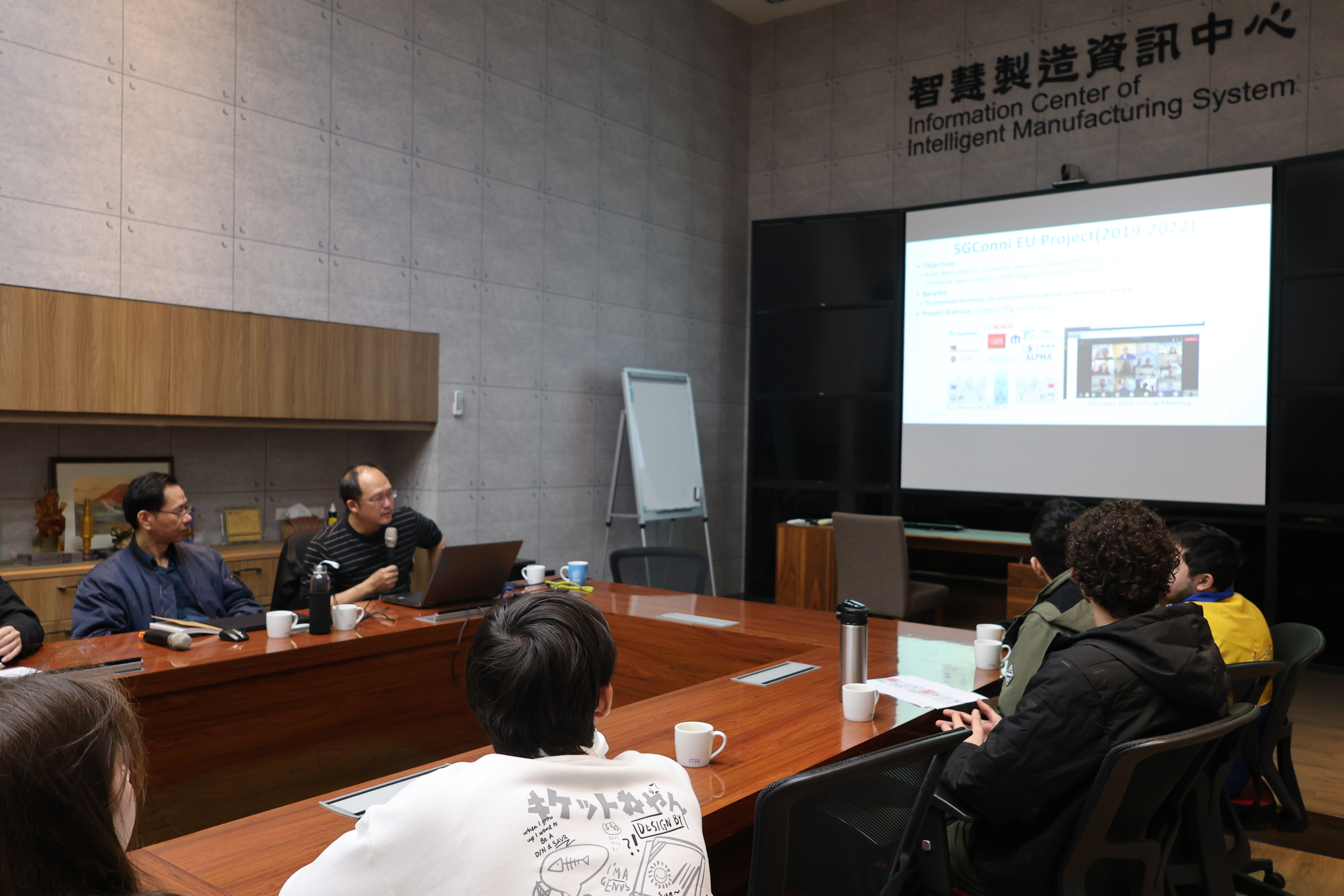 學生專注聆聽工研院近年在自動化產業及智慧製造上的研發及應用。