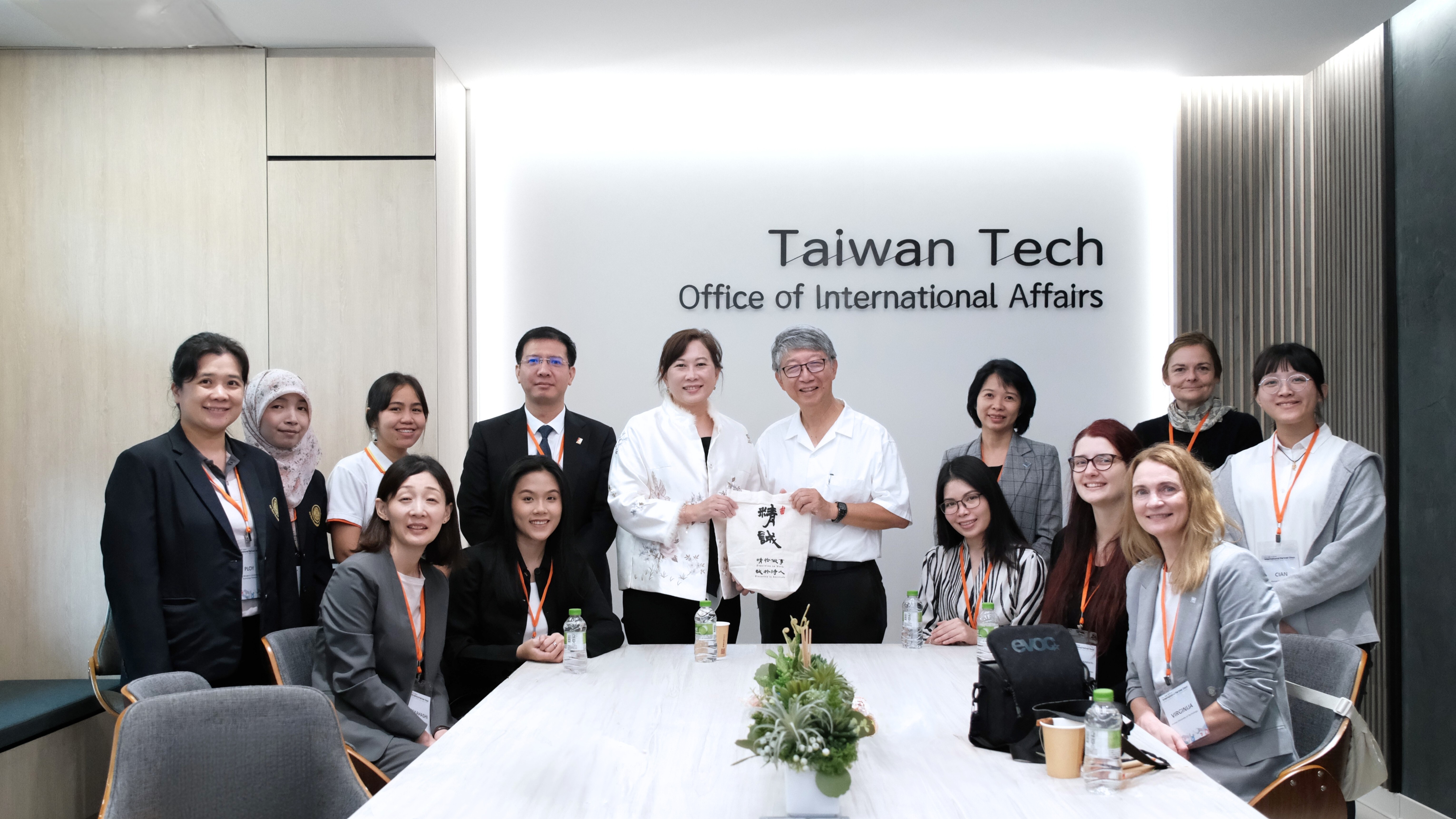 訪賓與楊光磊執行長及葉穎蓉國際長合影留念。