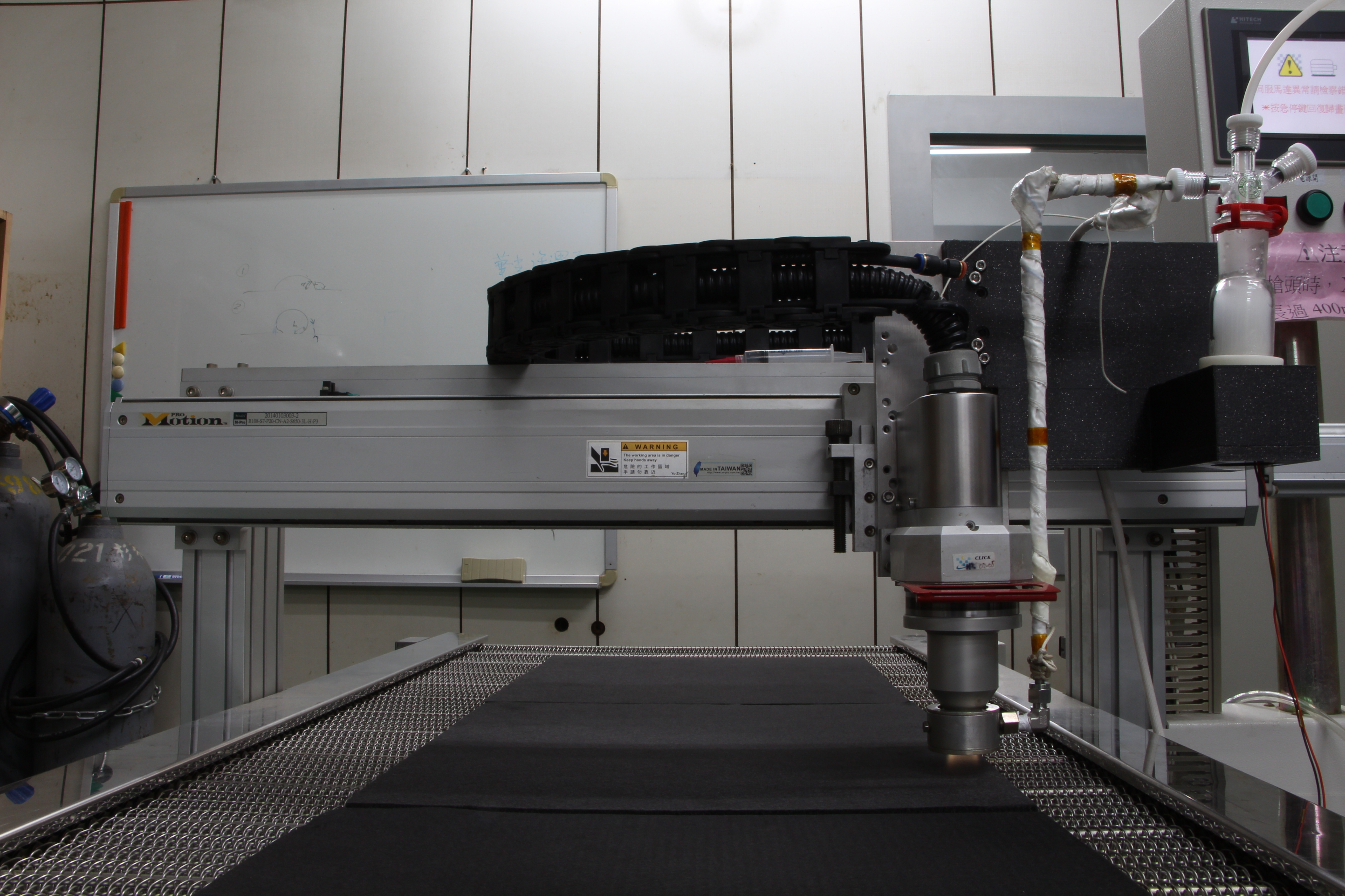 團隊利用常溫常壓電漿技術嘗試將多種金屬氧化物作為儲能反應的催化劑均勻附著於碳材表面，圖為大型噴射式常壓電漿鍍膜設備。