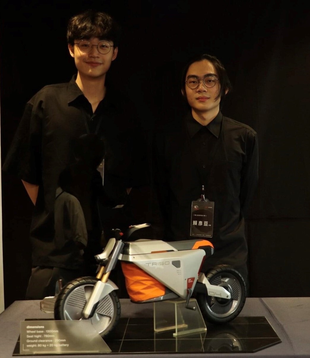 臺科大設計系賴彥亘同學(右)與羅靖軒同學的電動機車作品「生活擴充載具」(TRISO),光陽工業舉辦的設計挑戰盃,獲得銅獎,獎金五萬。