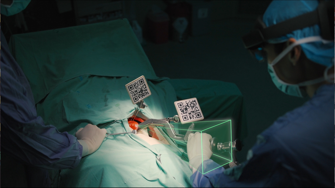 「即視髖人工髖關節手術導航系統」(AccuHip)透過即時影像導引,讓醫師在手術中精準辨識病灶、重要血管或神經,讓Safe Zone(安全區域)可視化。