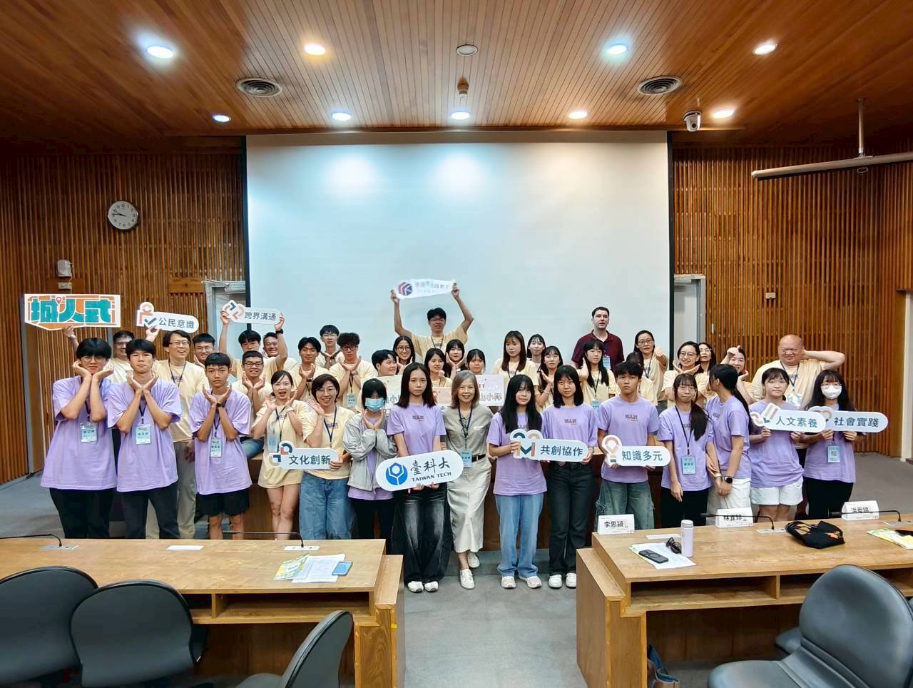 開幕式中,通識教育中心李思穎主任(中)與共學夥伴、學員及師長共同合影留念。