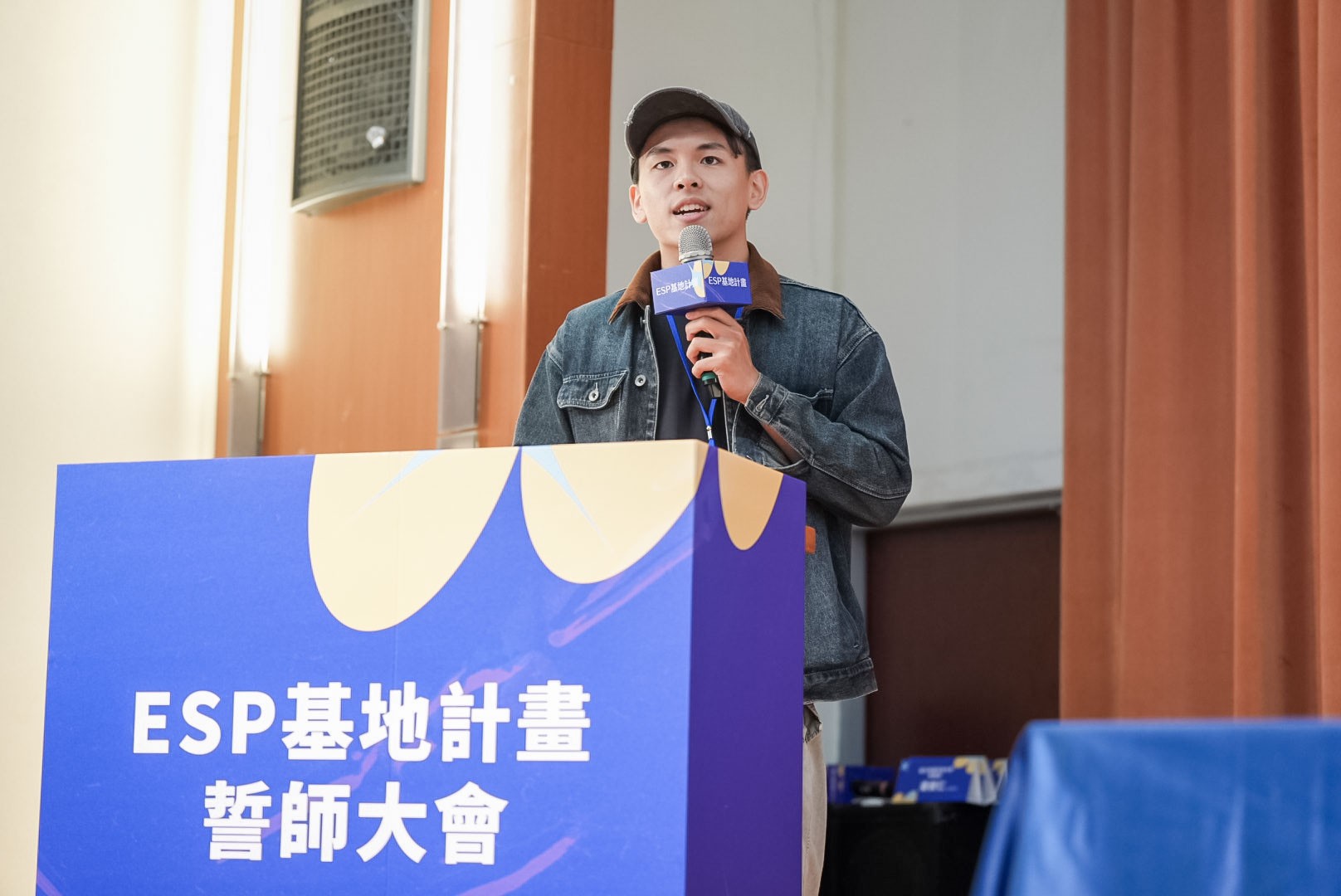北區工作圈電資領域職場新鮮人吳定栩於論壇中分享他在實習期間真實遇過的英語使用經驗,期待透過真實情境教材與資源推廣,協助學生提升專業英語應用能力,為未來職場做準備。