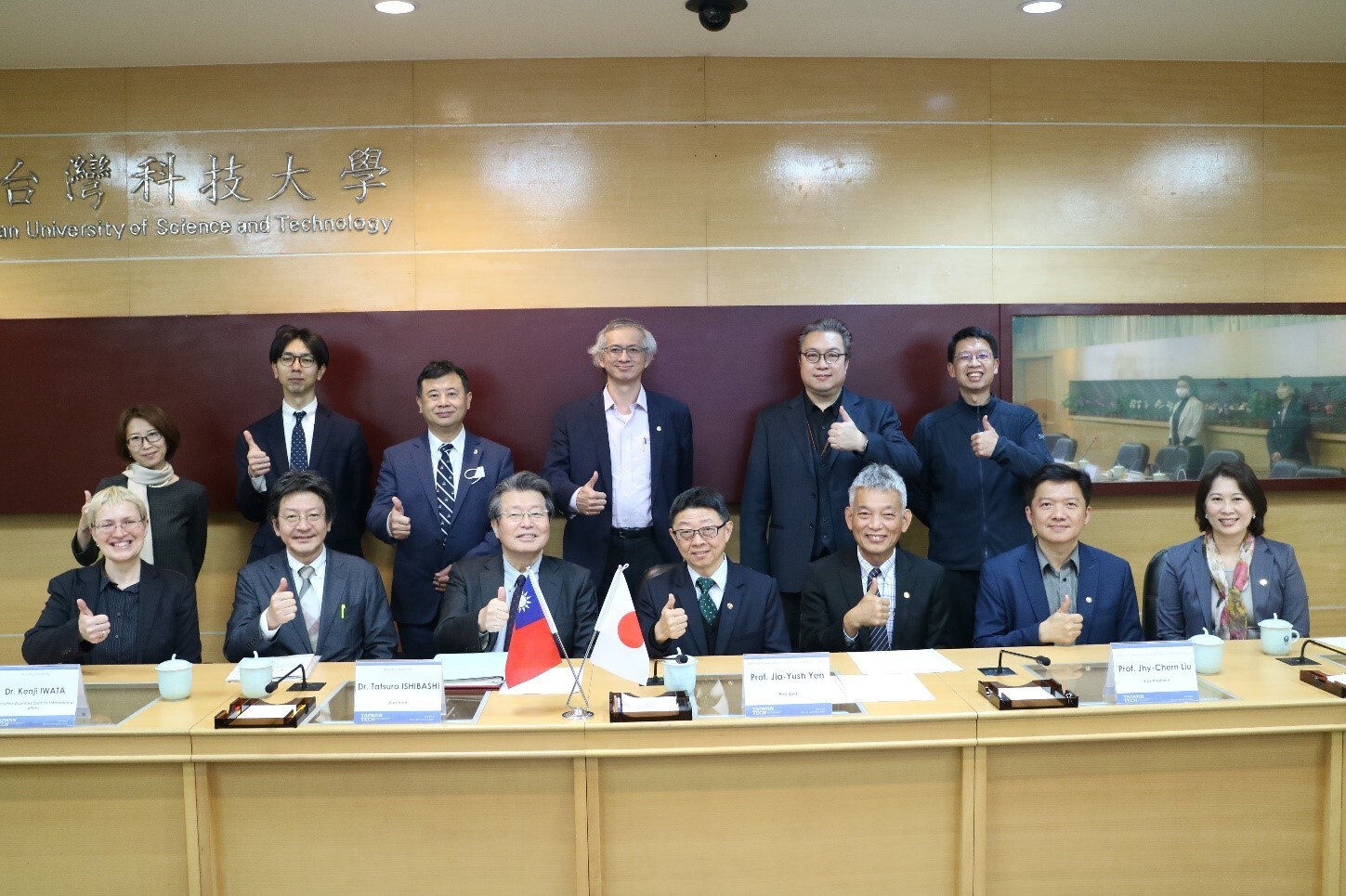 112年3月30日日本九州大學校長石橋達朗（前排左三）率團回訪臺科大，與臺科大校長顏家鈺（前排左四）和行政團隊就SDG和設計領域雙聯學制及研究合作議題討論。