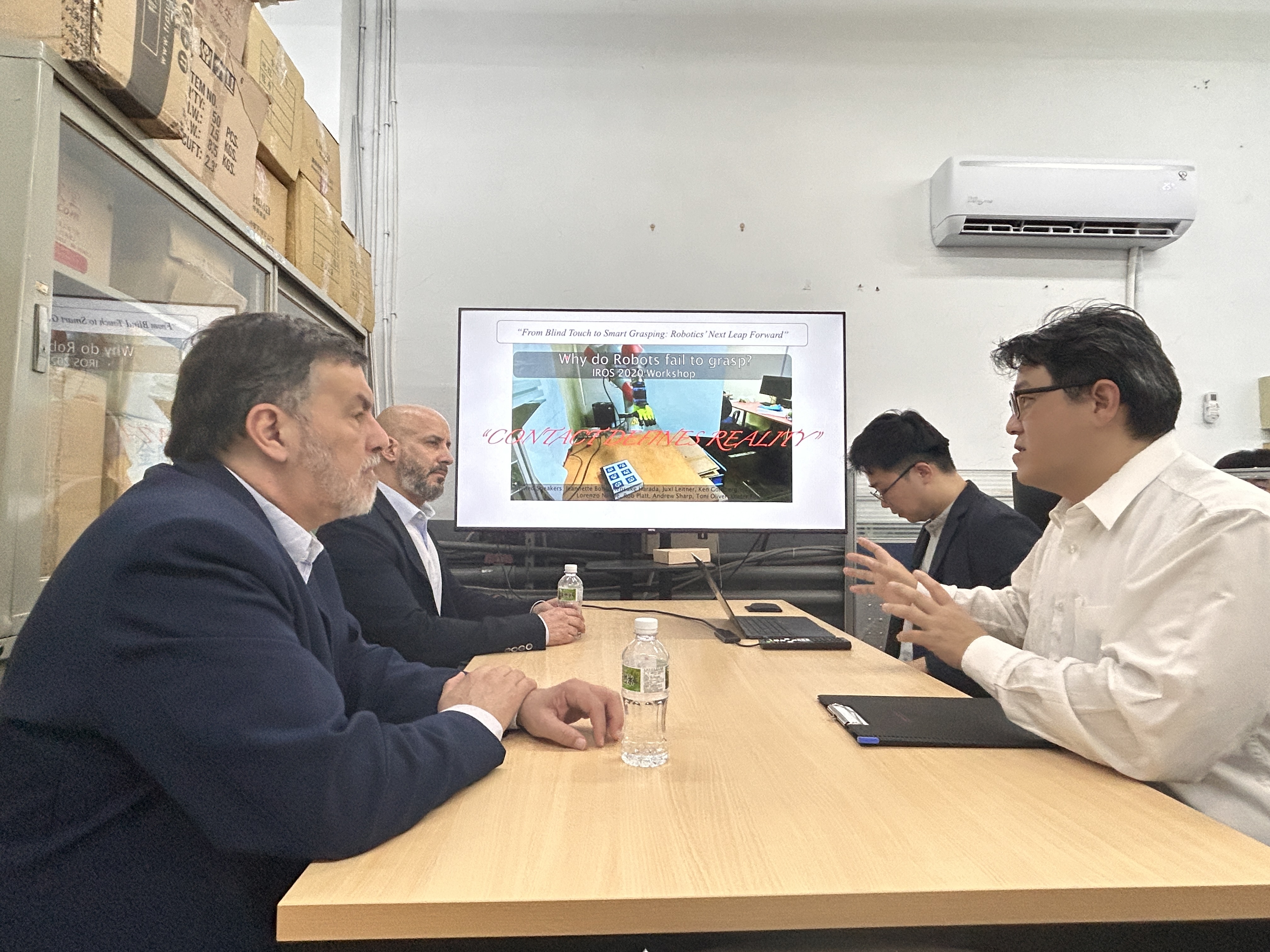 機械系助理教授溫振廷(右1)介紹智慧型機器人研究中心的研究方向及教學實務。