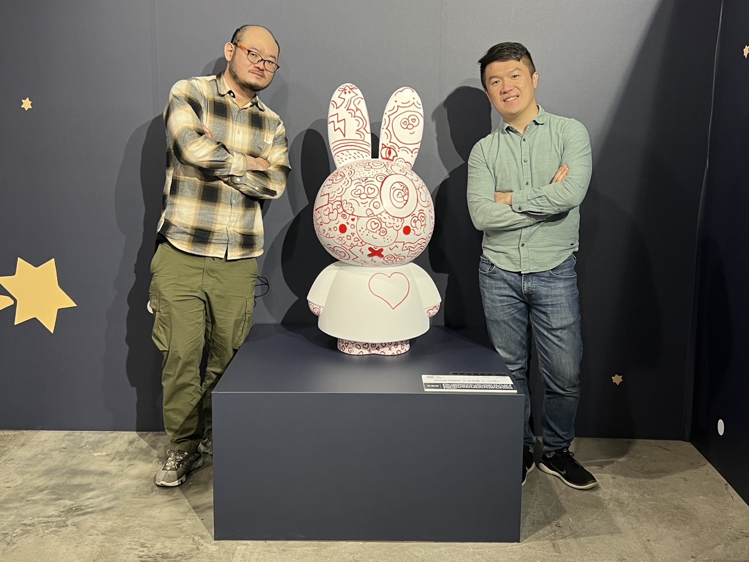 臺科大陳俊名助理教授及謝志華助理教授，與炎亞綸設計完成的公仔合照