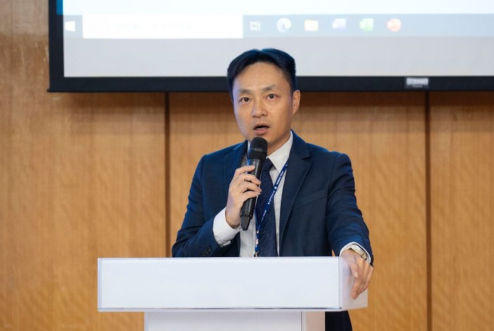 臺科大管理學院院長曹譽鐘致詞,勉勵學界與業界在智慧製造與永續發展上的跨域合作