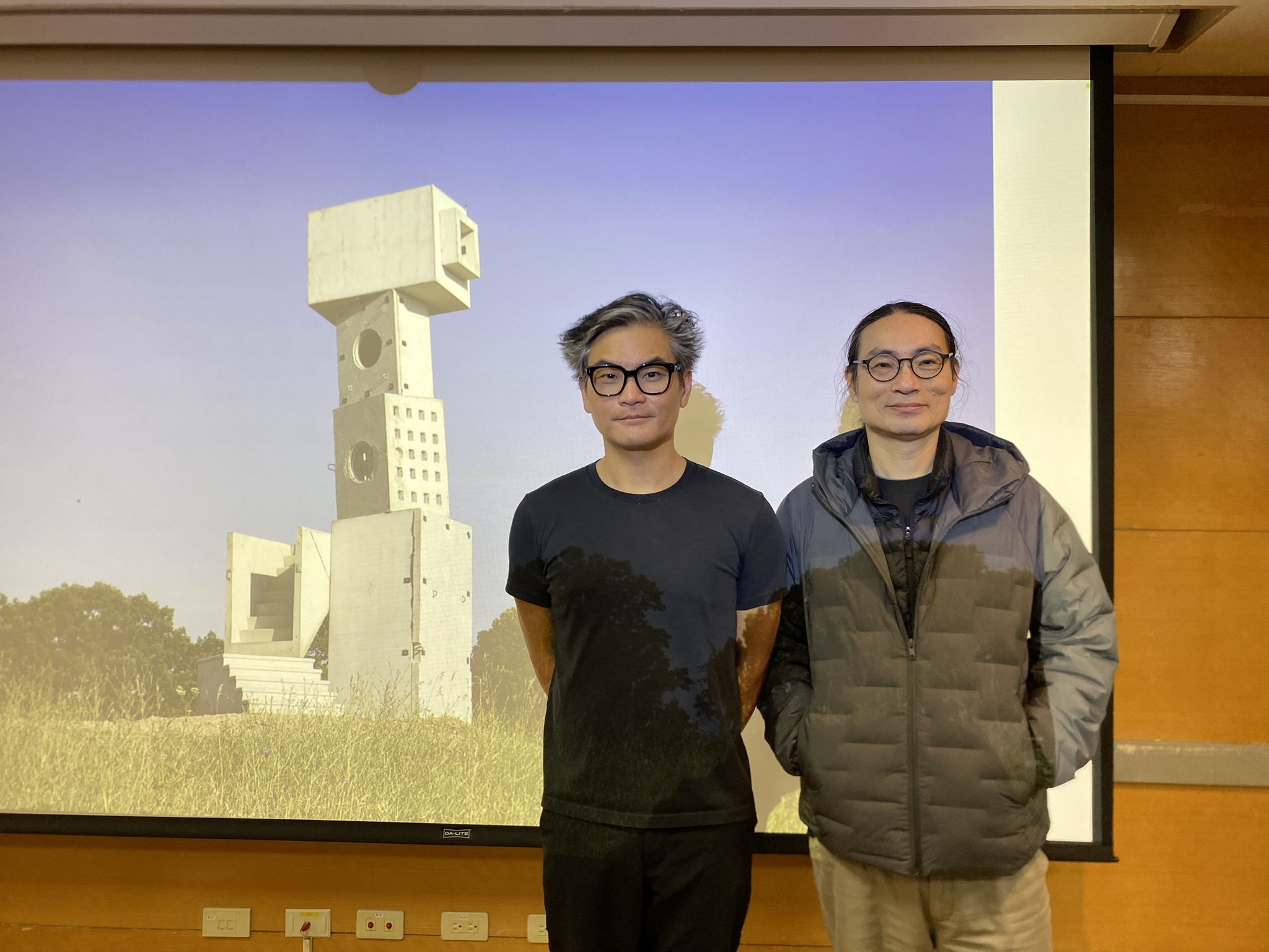 Jimenez (left) and Taiwan Tech’s Department of Architecture Professor Yun-Shang Chiou (right) took a photo in front of the main visual of the lecture.