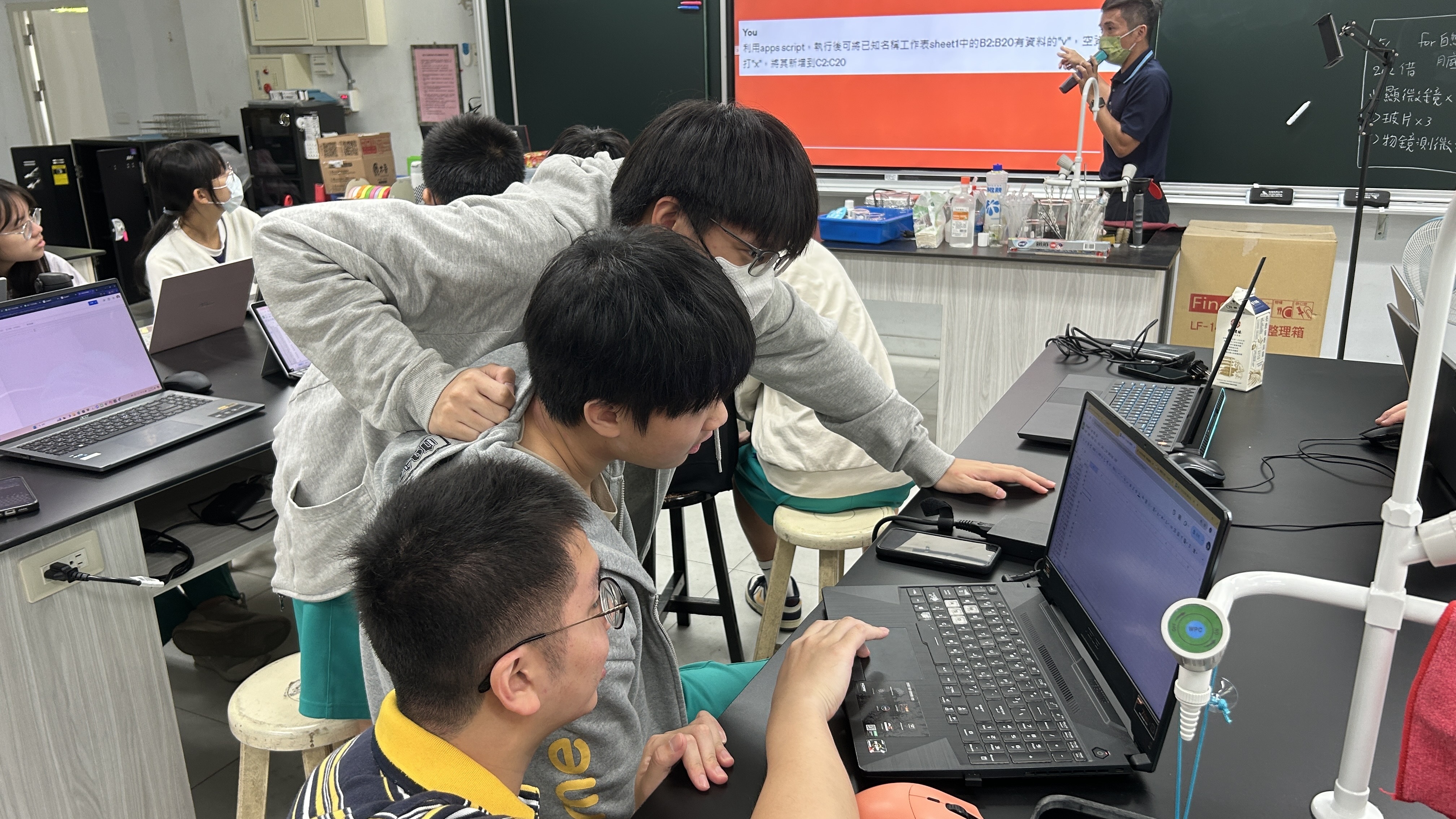 學生組內共學,一起解答任務。