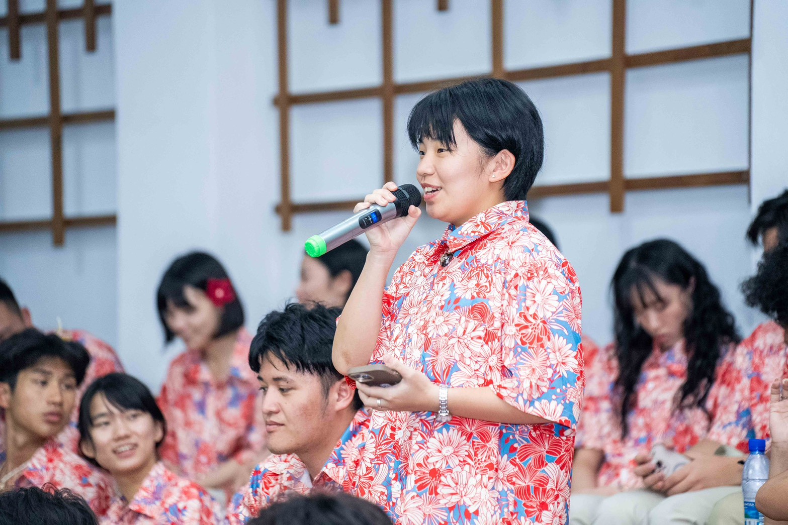 張庭恩在馬紹爾議會向政要發問。