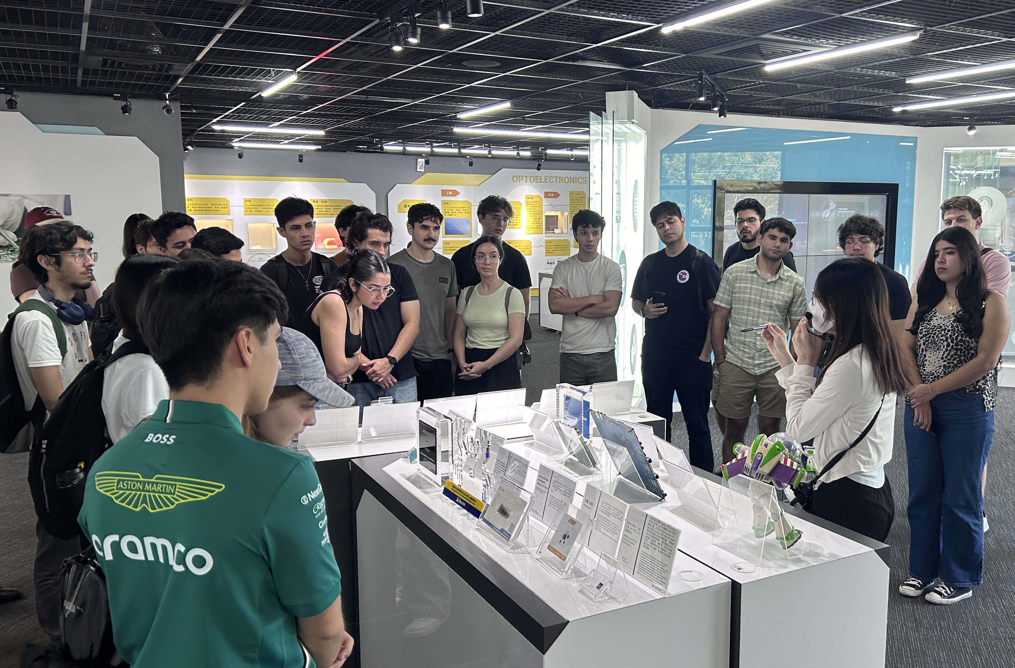 探索館導覽人員向臺巴科大學生講解園區企業製作的晶片在產業中的應用。
