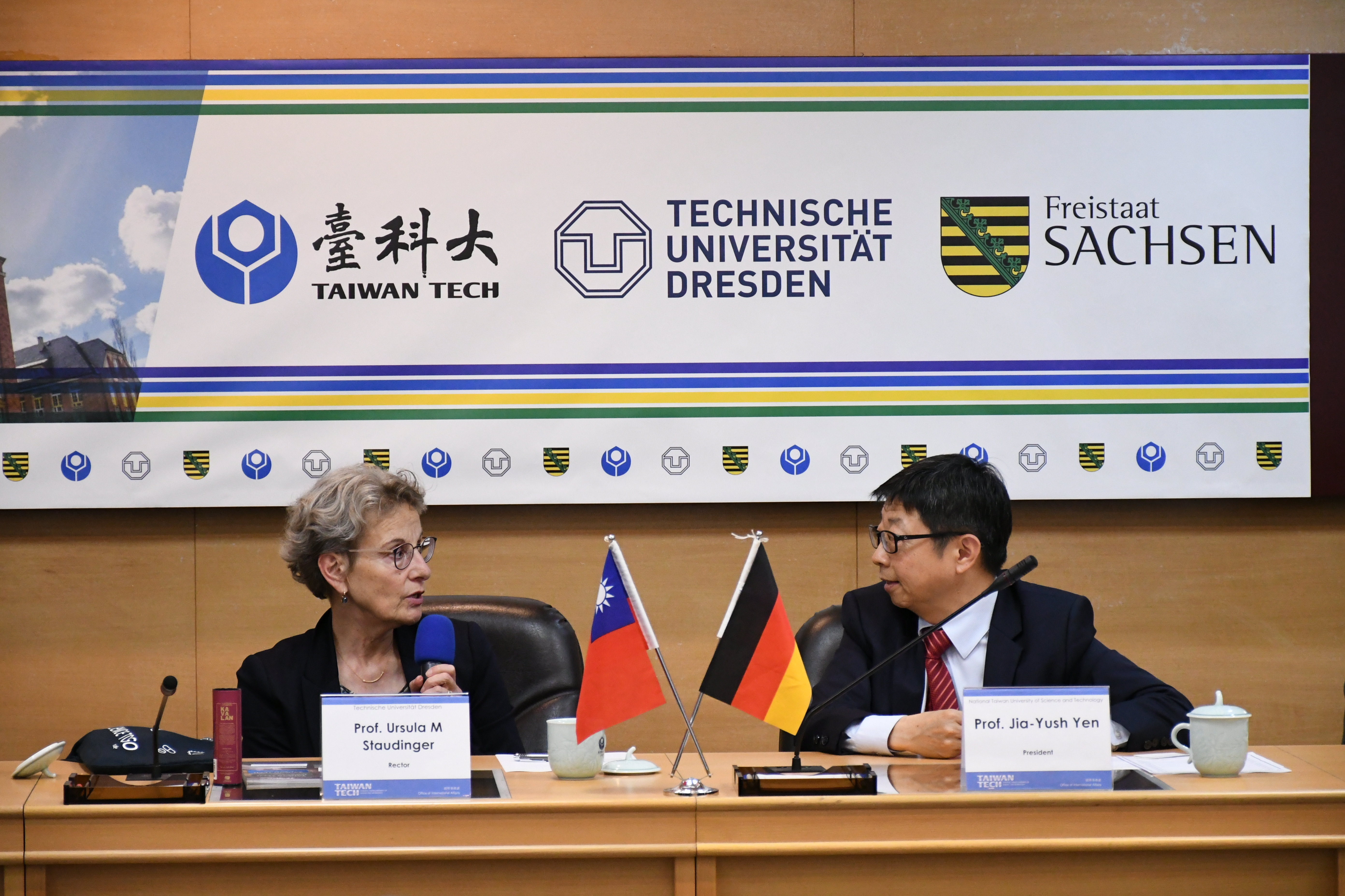 臺科大校長顏家鈺與德勒斯登工業大學校長施陶丁格(Prof. Ursula M. Staudinger)就雙邊未來科研合作交換意見