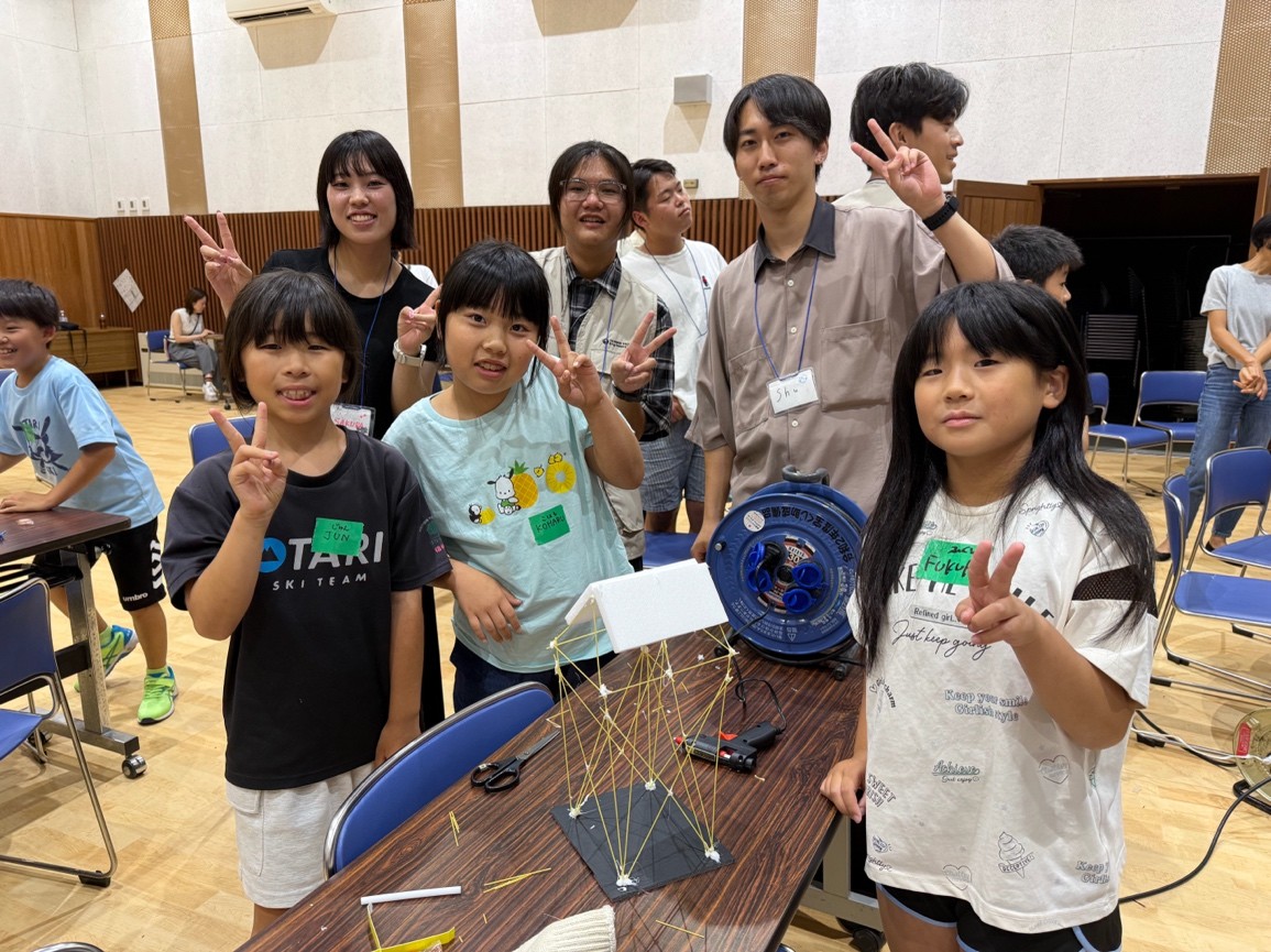 團隊為當地小學生舉辦與當地住宅實況相關的耐重模型屋工作坊,小學生們利用有限根數的長型義大利麵搭建模型房屋,在競賽的過程中了解房屋結構與積雪重量之間的關係。