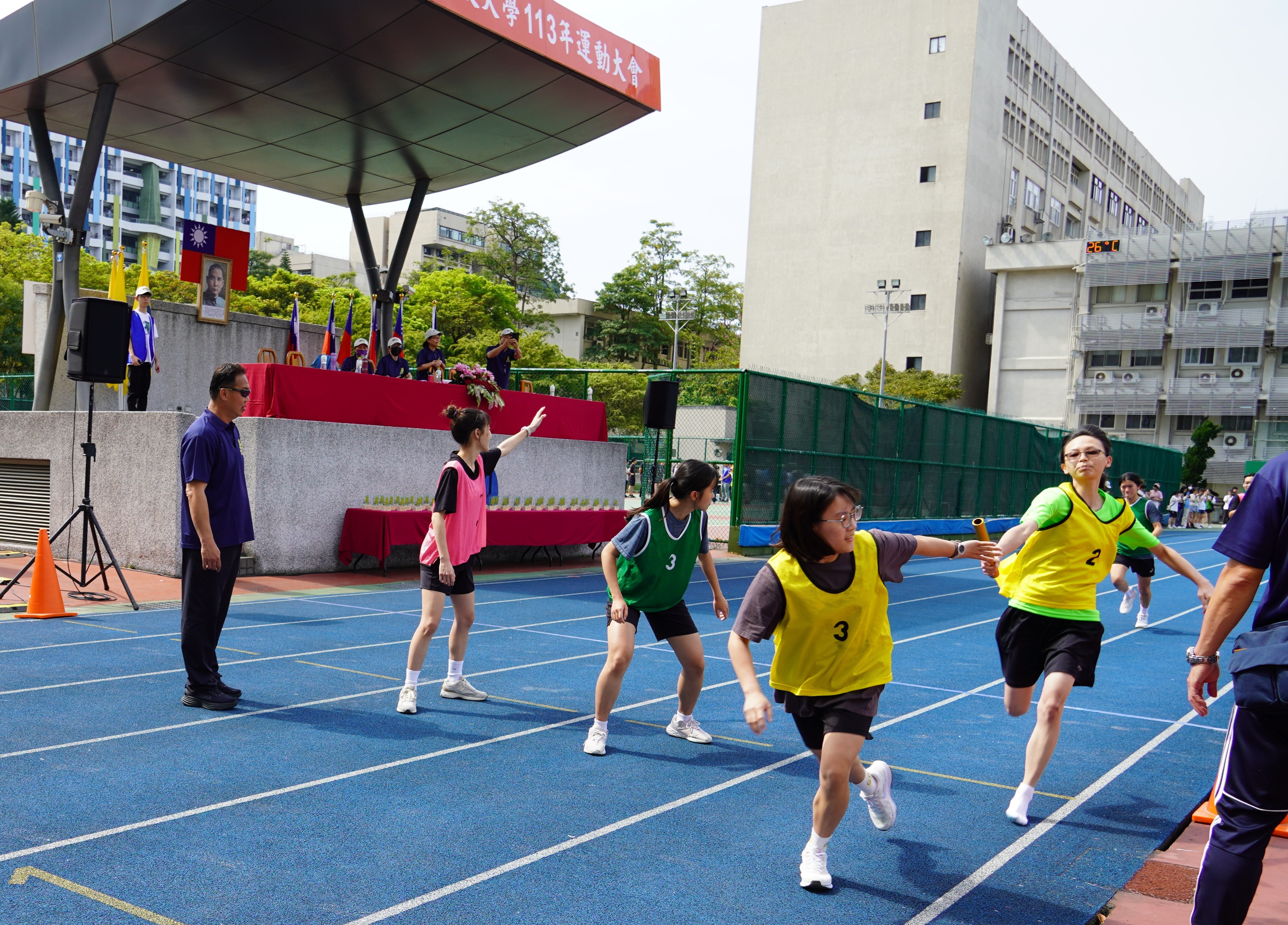 This year, for the first time, students and faculty from National Taiwan University and National Taiwan Normal University, both part of the "National Taiwan University System," were invited to participate in a large team relay race to compete with each other and strengthen the spirit of friendship among the three institutions.