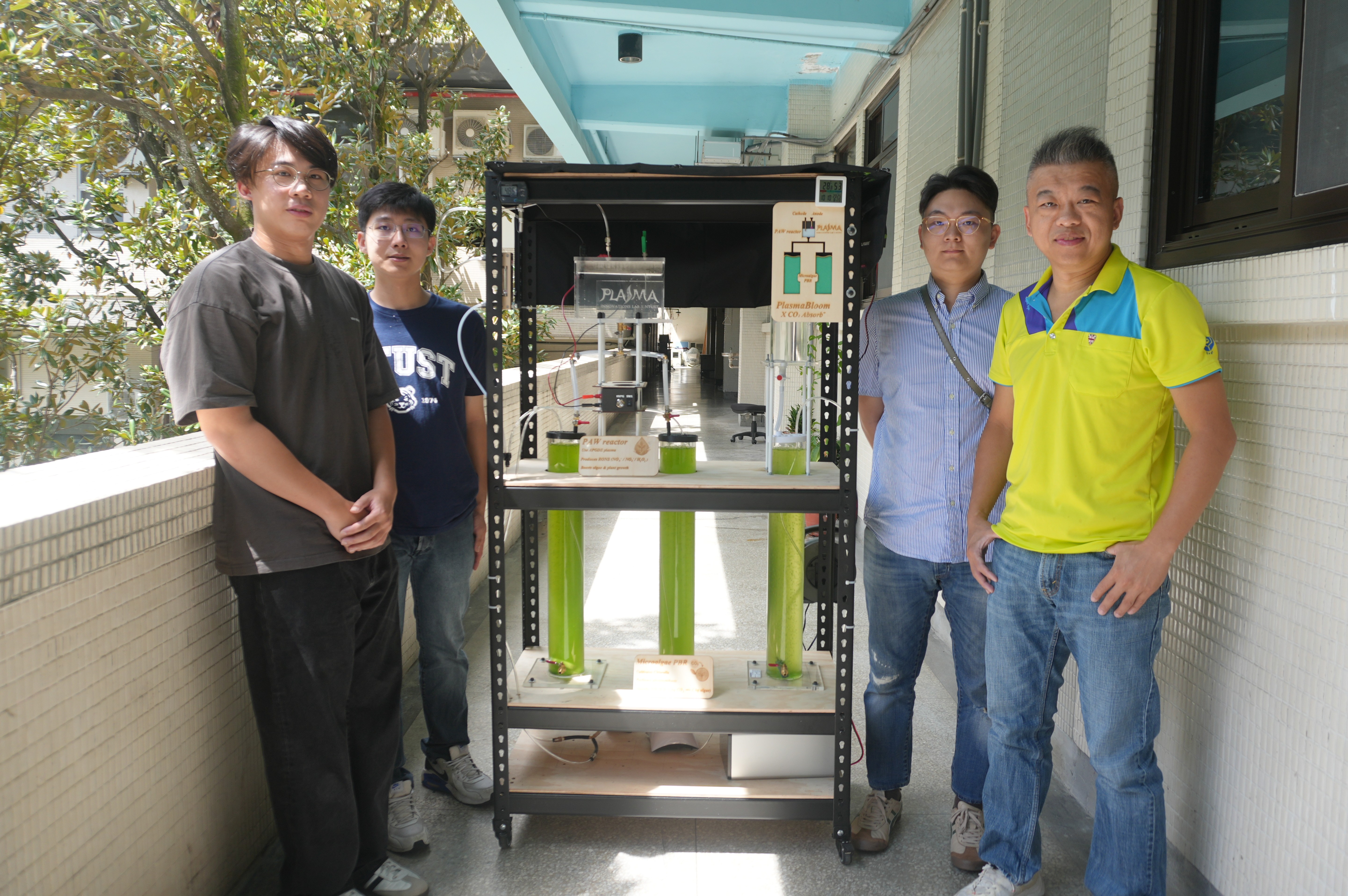 國立臺灣科技大學機械工程系特聘教授郭俞麟研究團隊打造「永續微藻碳固定平台」,為未來低碳循環技術與生物碳捕捉提供新方向。左起:團隊成員張柏翔、黃柏勛、林秉緯、機械工程系特聘教授郭俞麟。