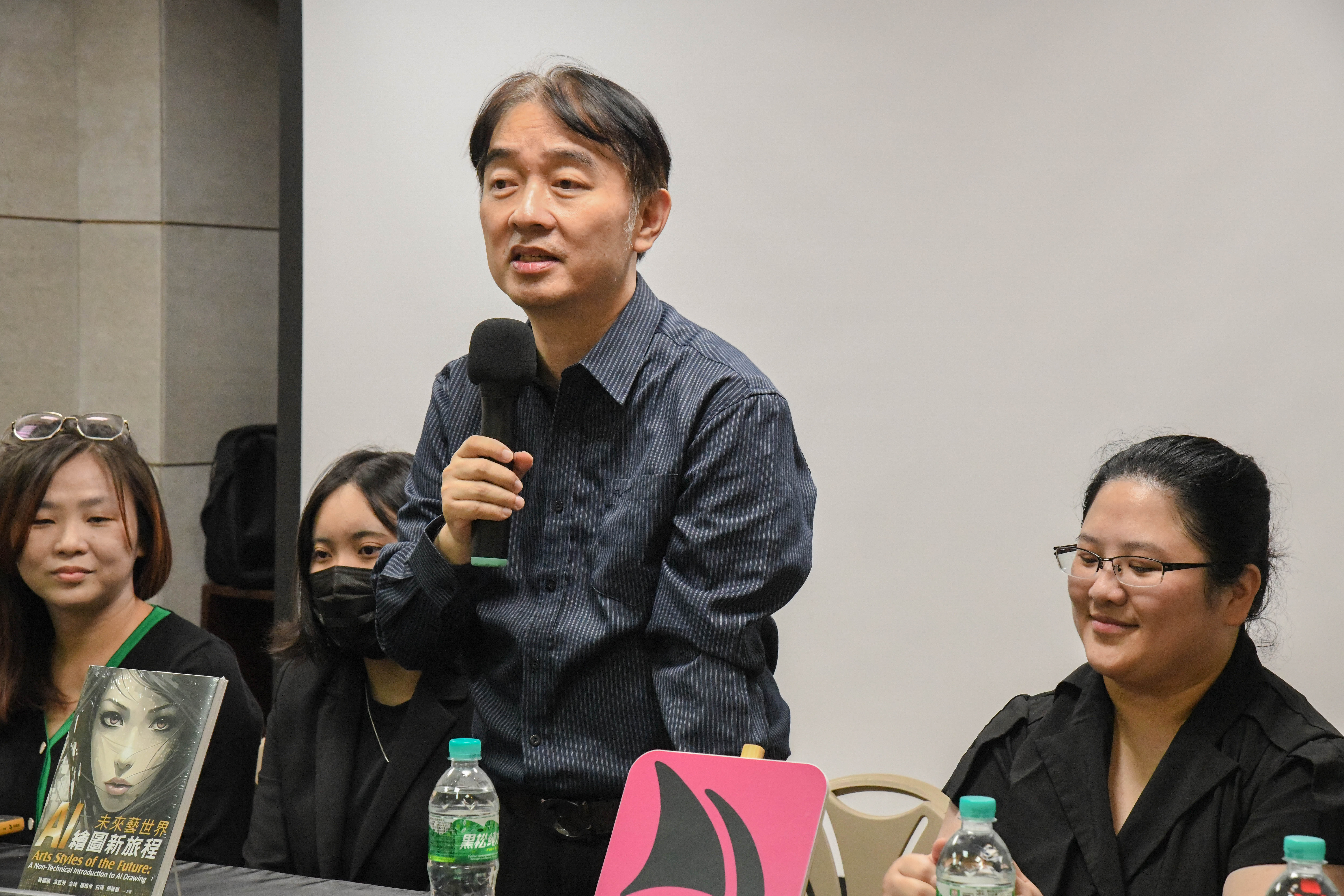 臺科大數位學習與教育研究所黃國禎講座教授介紹新書「未來藝世界:AI 繪圖新旅程」。