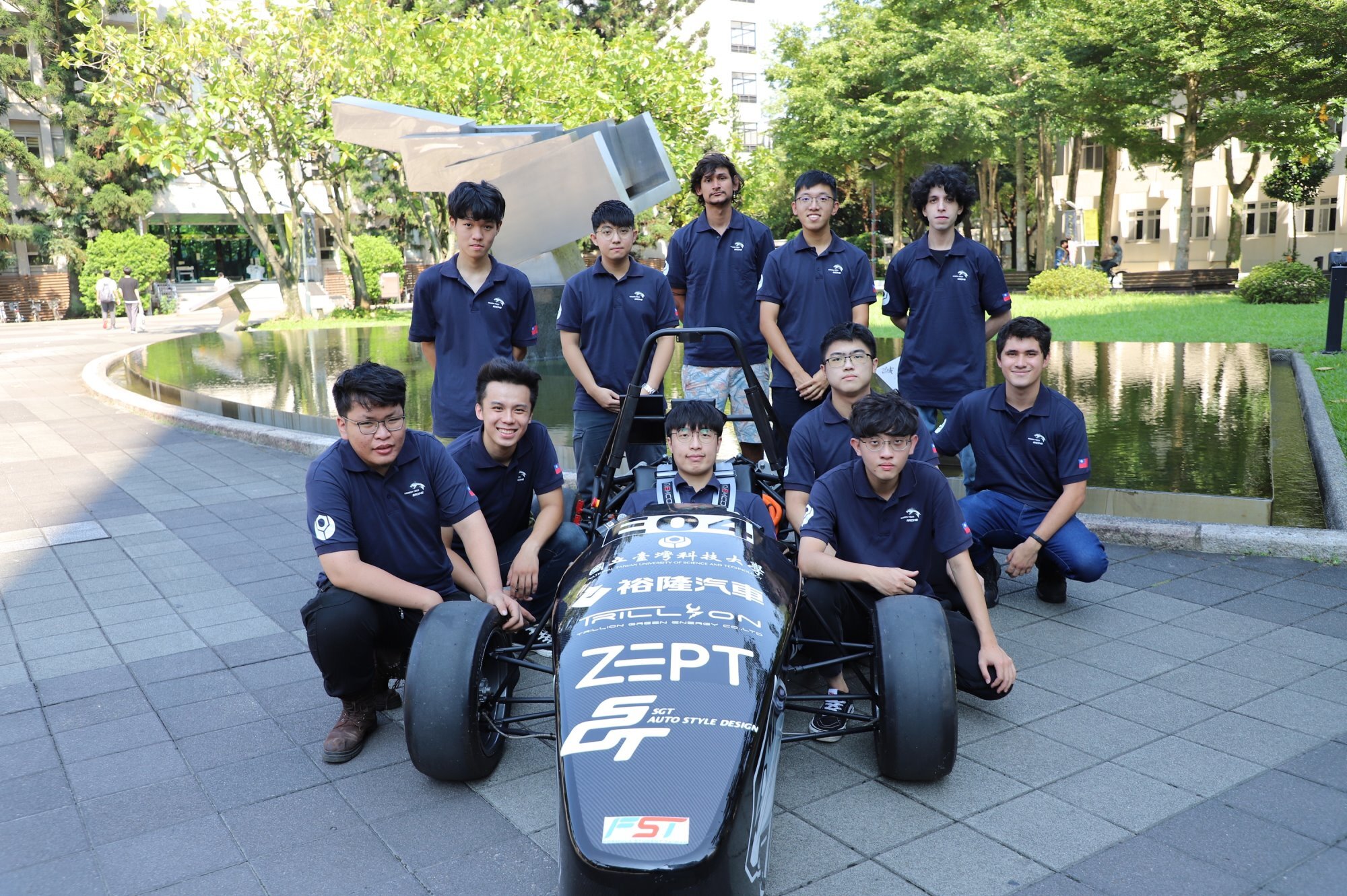 臺科大第一台電動方程式賽車 校內首度亮相，巴拉圭外籍生也加入。