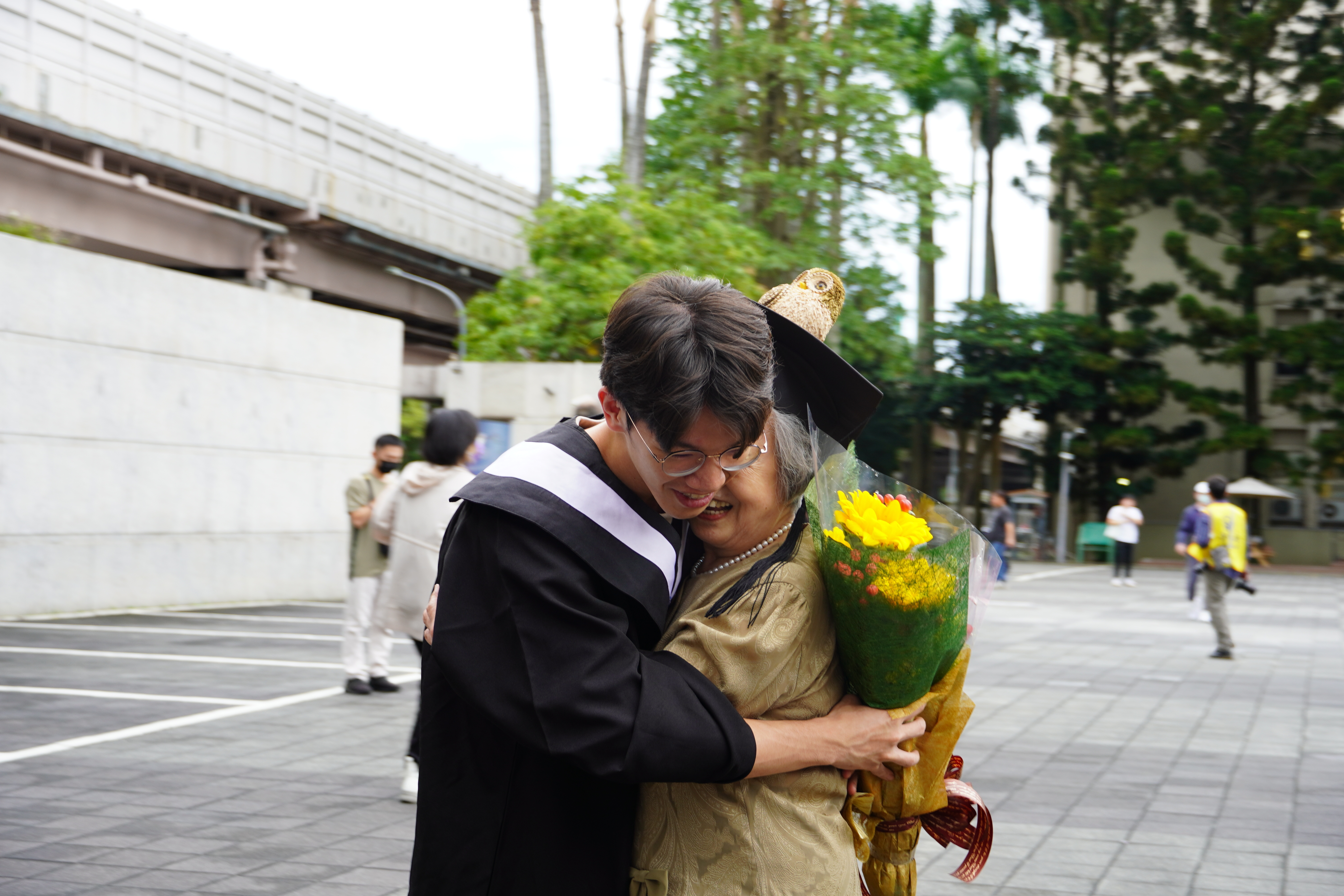 阿嬤熱情擁抱孫子祝福他畢業快樂。