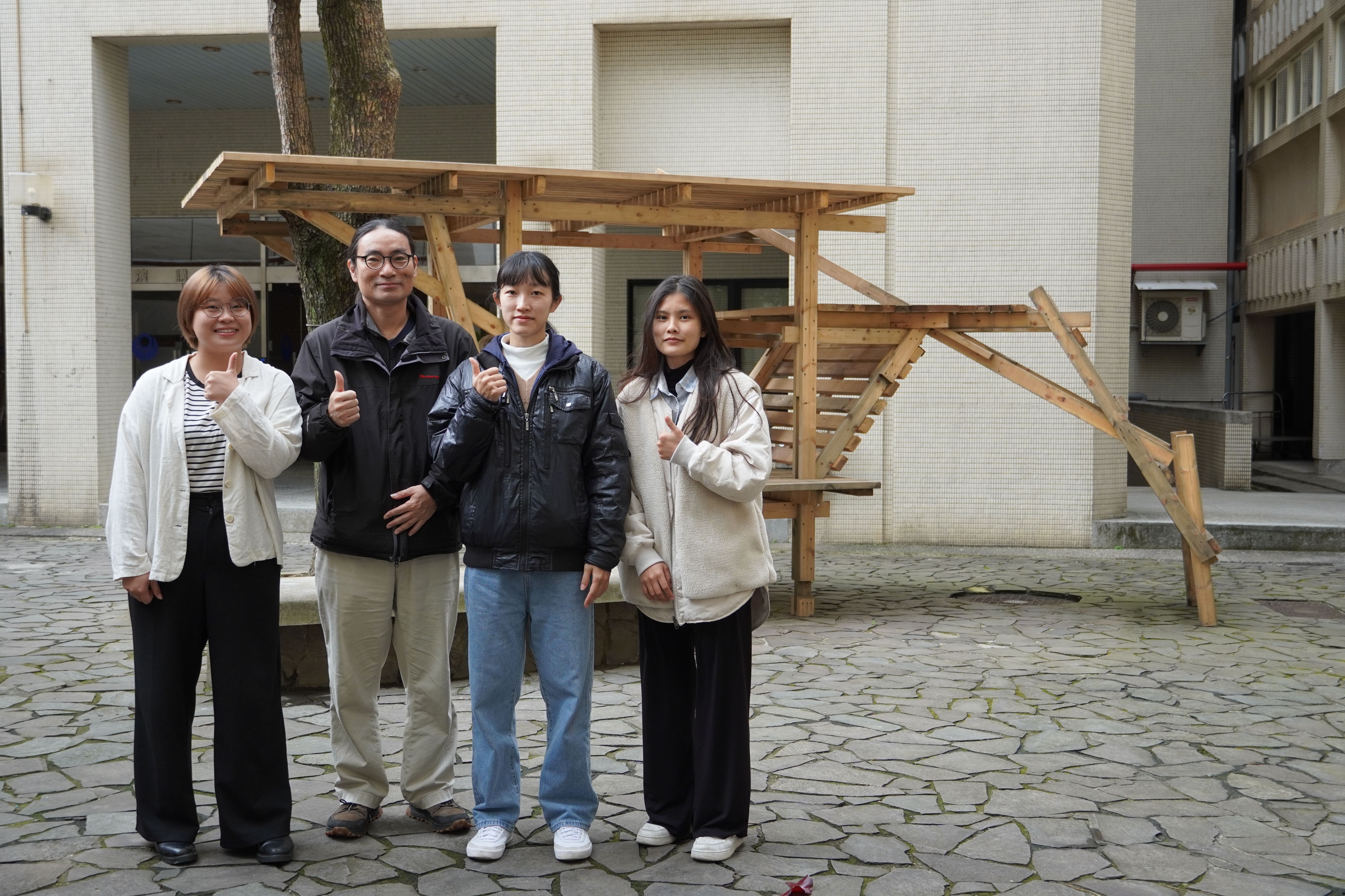 臺科大建築系「校園環境改造實務」課程教授與助教、學生合照。由左至右為: 林采鴻助教、邱韻祥教授、郭政芳助教、陳庭蓁同學。