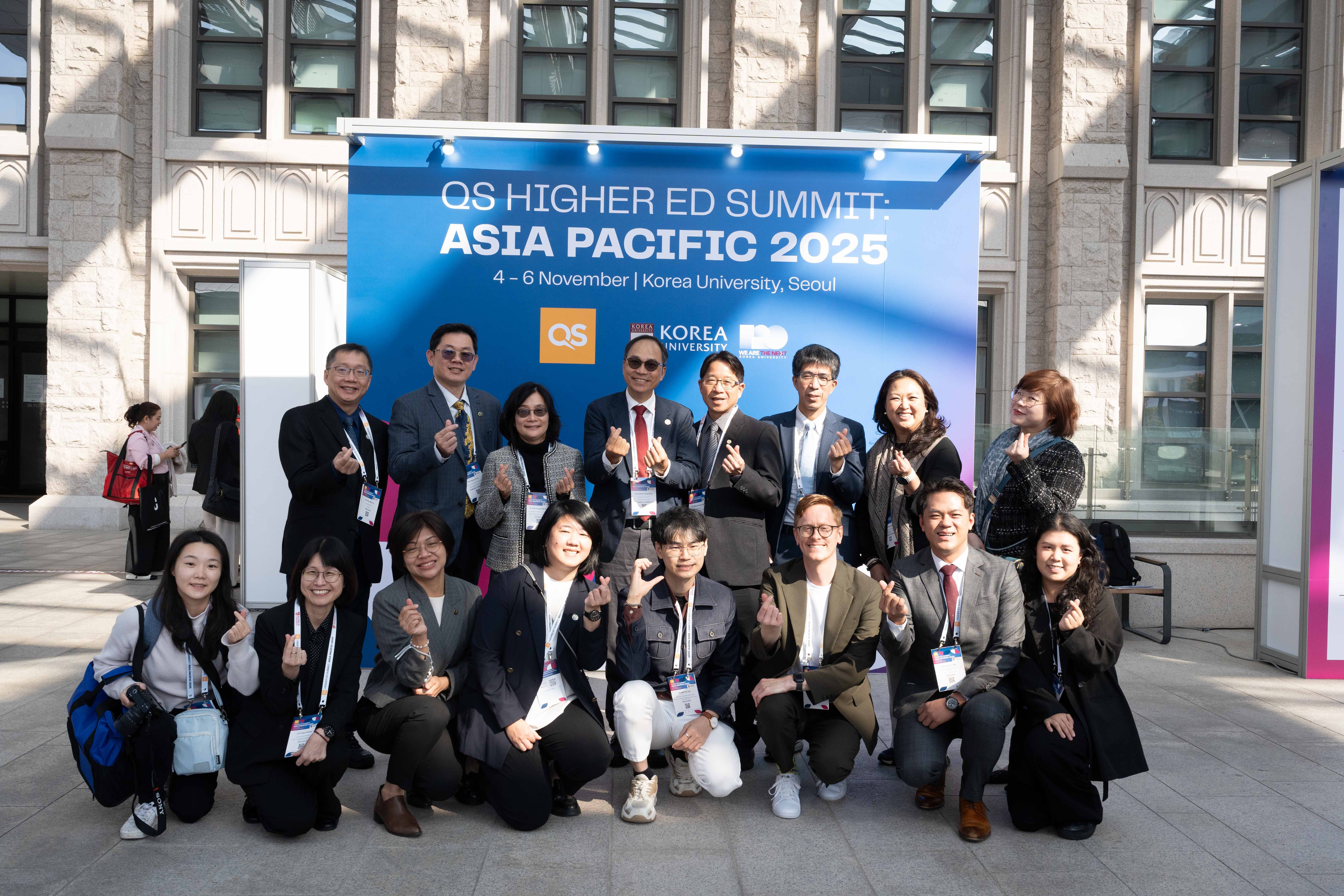 「國立臺灣大學系統」於11月4日至6日共同參加在韓國高麗大學首爾校區舉行的QS亞太高教峰會，以整合資源、協同發展的「團體戰」模式亮相，展現臺灣高等教育在亞太區域的實力與合作潛能。