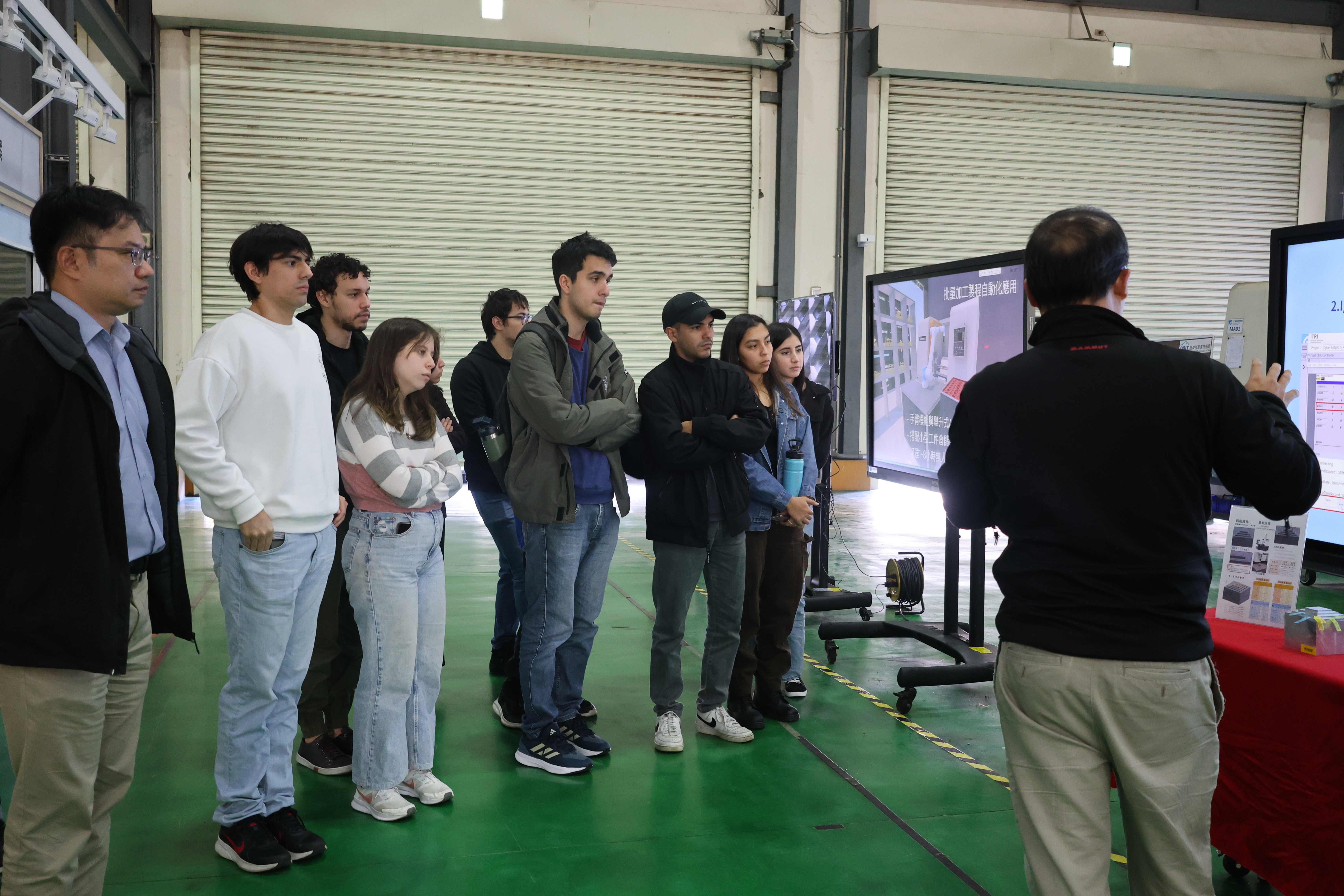 學生參觀智慧工廠，深入了解先進技術及批量加工製程自動化應用。