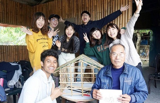 台灣科技大學學生前往竹屋師傅王川雄(前右)位於台東關山的家,學習竹屋建造方法,並合造一間小型竹屋模型。