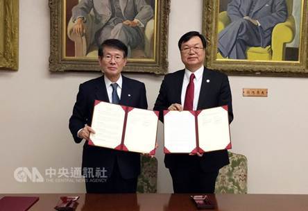 台灣科技大學校長廖慶榮(右)近日前往日本九州大學參訪,並與九州大學校長久保千春(Chiharu Kubo)(左)簽訂校級合約。除提供交換生名額,更簽訂碩士班雙聯學位,未來台科大碩士班學生赴九州大學研讀,可同時獲得兩校的碩士學位。