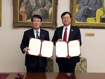 大学間協定を結ぶ台湾科技大の廖慶栄学長(右)と九州大の久保千春総長