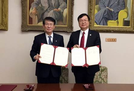 臺科大校長廖慶榮(右)親自至九州大學簽訂校級合約,擴大雙方交流。圖左為九州大學久保千春(Chiharu Kubo)校長