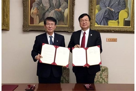 臺科大與九州大學簽訂校級合約,更簽訂碩士雙聯學位。(臺科大提供)臺科大校長廖慶榮(右)與日本九州大學校長久保千春簽訂校級合約,擴大雙方交流。