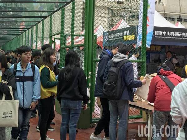 台灣科技大學今天舉辦校園徵才博覽會。記者馮靖惠/攝影台灣科技大學今天舉辦校園徵才博覽會。記者馮靖惠/攝影