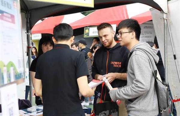 台科大校園徵才博覽會,許多廠商釋出外籍人士職缺,吸引台科大頂尖的碩博士外籍學生留台工作。(台科大提供)