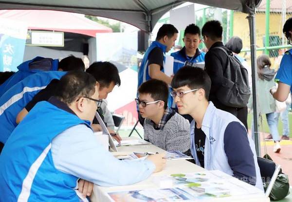 台灣科技大學15日舉辦校園徵才博覽會,今年職缺以人工智慧(AI)、物聯網、大數據專長居多。(台科大提供)