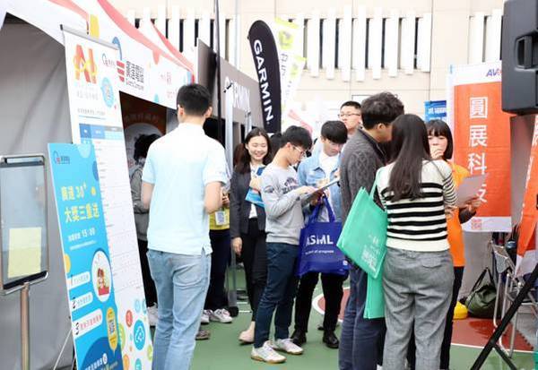 台科大舉辦校園徵才博覽會,共200家企業參展,估計釋出超過1萬4千個職缺。(圖/台科大提供)