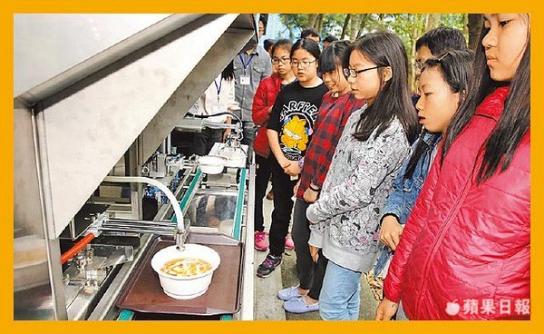 團隊昨請公館國小學生吃牛肉麵,學生說跟真人煮的一樣。莊宗達攝