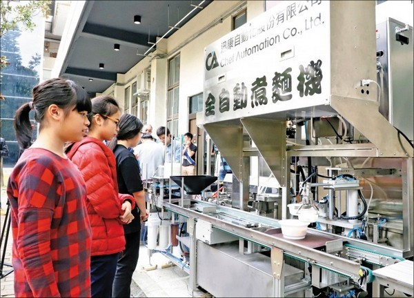 台科大邀請公館國小學童體驗機器人煮麵。(台科大提供)