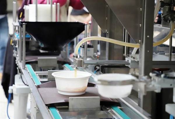 供臺科大開發全自動煮麵機,自動取料、煮麵、裝湯、備小菜。(臺科大提供