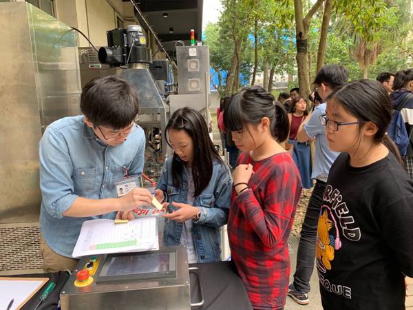 學生體驗機器人煮麵,近距離觀摩先進的自動化烹飪技術。(圖/台科大提供)