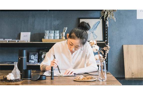 小墨器書法用具組美觀又便利,有助推廣書法文化。(臺科大提供)